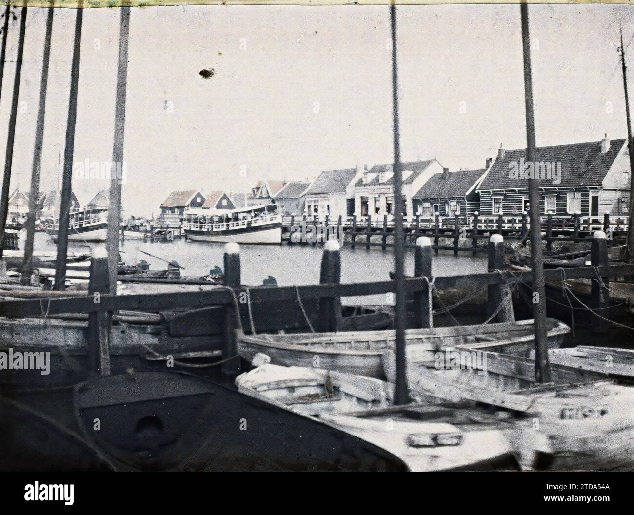 Marken, Niederlande Blick auf den Hafen, Habitat, Architektur, Verkehr, Insel, Meer, Ozean, Bauingenieurwesen, Boot, Hafen, Seeverkehr, Segelboot, Panorama der Stadt, Holland, Marken, der Hafen, Marken, 09/1929 - 01.09.1929, Passet, Stéphane, Fotograf, 1929 - Pays-Bas - Stéphane Passet - (17-31. August), Autochrome, Foto, Glas, Autochrome, Foto, positiv, Horizontal, Format 9 x 12 cm Stockfoto