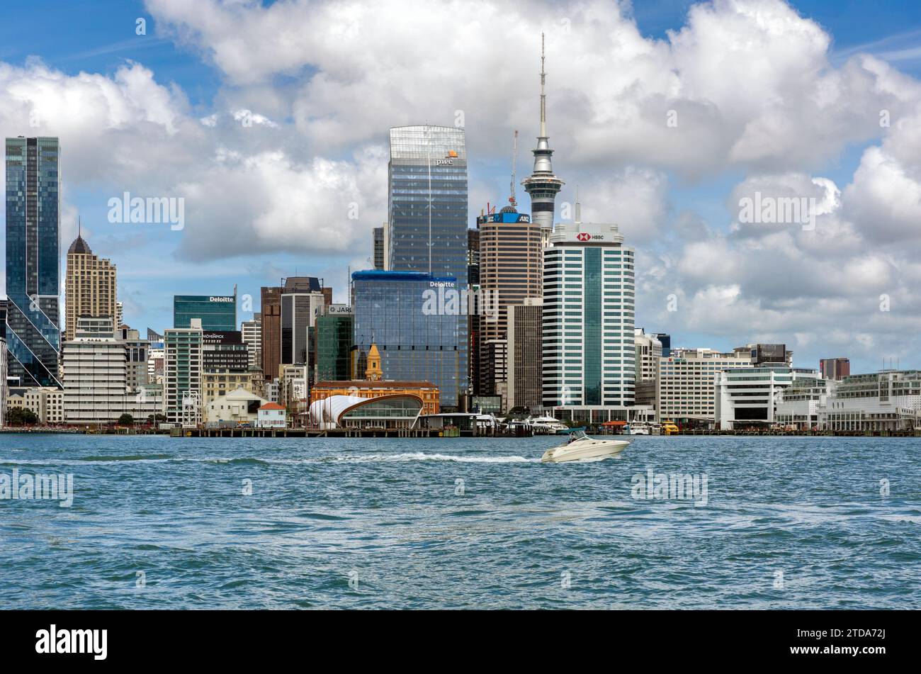 Die Uferpromenade von Auckland, Neuseeland, zeigt die Wolkenkratzer des Central Business District, Bürogebäude und Fährhallen. Stockfoto
