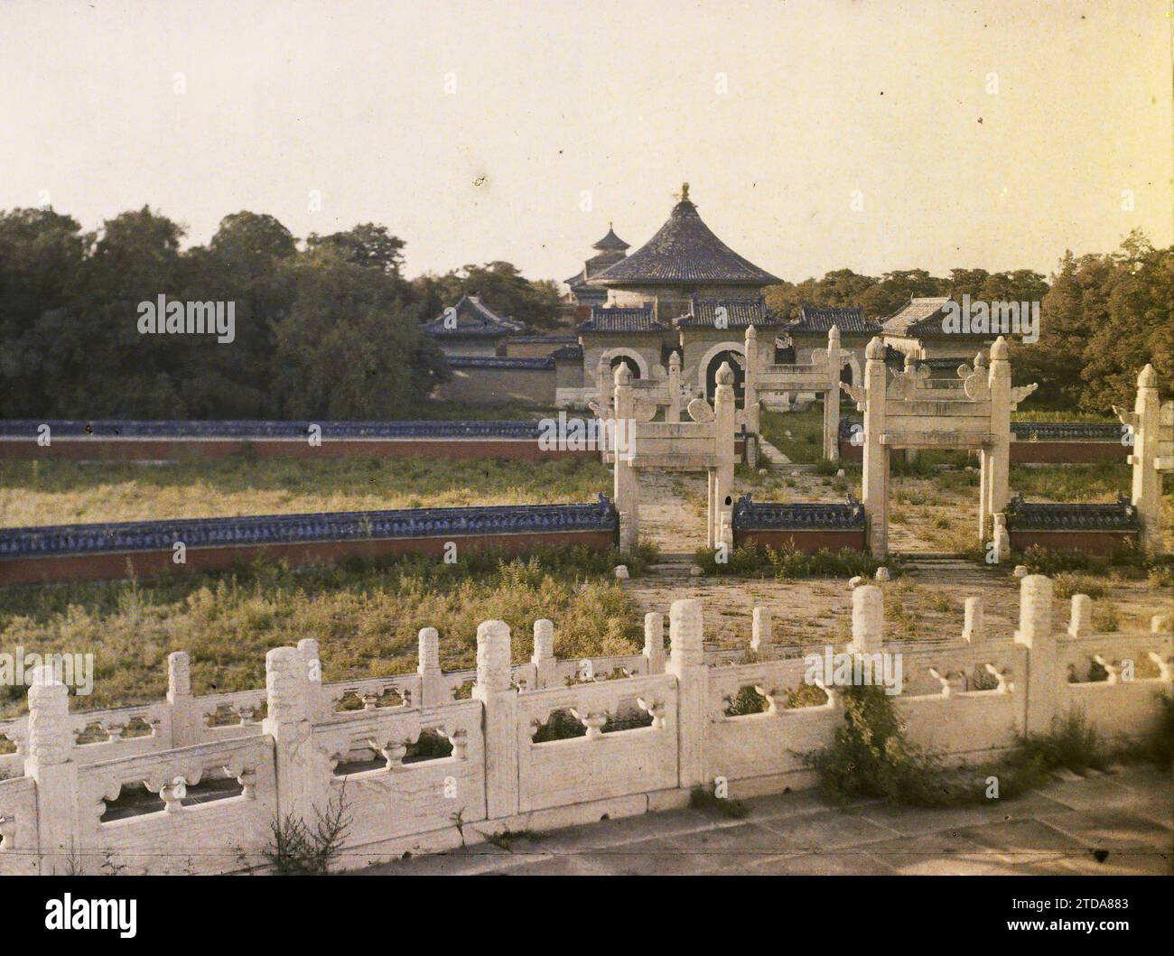 Peking, China Tiantan ('Tempel des Himmels'), Habitat, Architektur, Tempel, befestigte Architektur, Tür, religiöse Architektur, China, Peking, Tempel des Himmels, Himmelstempel Imperial Alley, Tiantan, Ville chinoise EST, 20/06/1912 - 20/06/1912, Passet, Stéphane, Fotograf, 1912 - Chine - Stéphane Passet, Autochrome, Foto, Glas, Autochrome, Foto, positiv, Horizontal, Format 9 x 12 cm Stockfoto