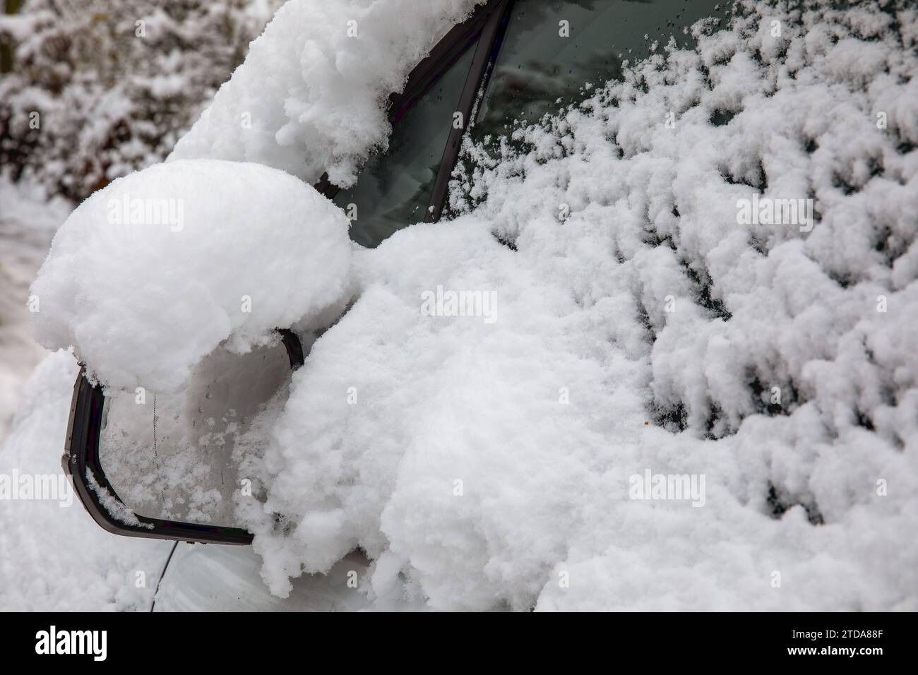 Schnee-Blizzard-Autospiegel bedeckt mit Schnee: Winterliches Wetter Fahrzeugbild Stockfoto