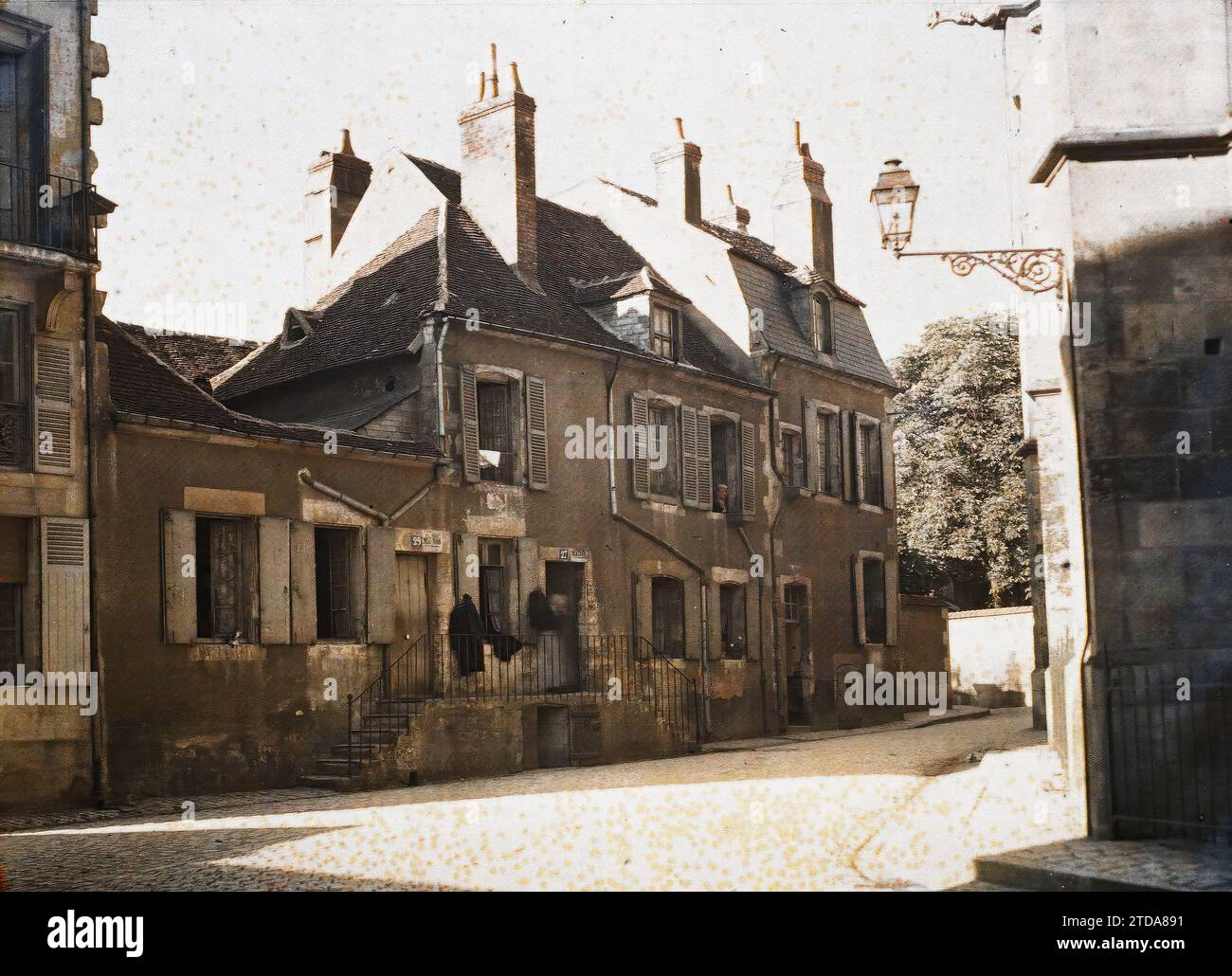 Saint-Pourcain-sur-Sioule, Allier, Frankreich Häuser am Quai de la Ronde, HD, Housing, Architecture, existiert in High Definition, Housing, Street, Neighborhood, Frankreich, St Pourcain, Saint-Pourcain-sur-Sioule, 06.08/1911 - 06.08.1911, Léon, Auguste, Fotograf, 1911 - Centre de la France Auvergne Bourgogne - Auguste Léon - (17. Juli - 6. August), Autochrome, Foto, Glas, Autochrome, Foto, positiv, Horizontal, Format 9 x 12 cm Stockfoto