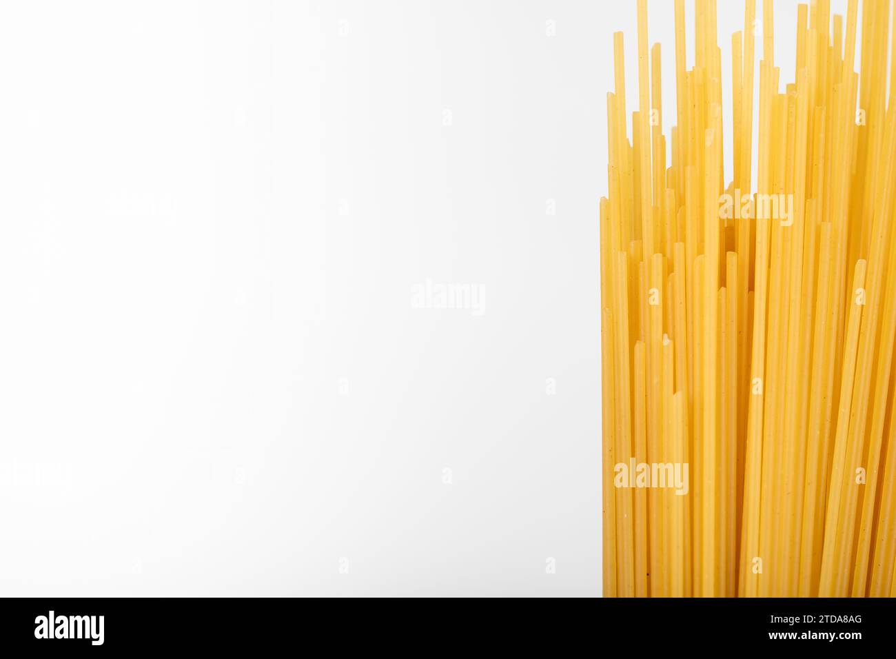 Ungekochte Spaghetti: Als Folienhintergrund Ein vielseitiges kulinarisches Grundnahrungsmittel für köstliche Mahlzeiten Stockfoto