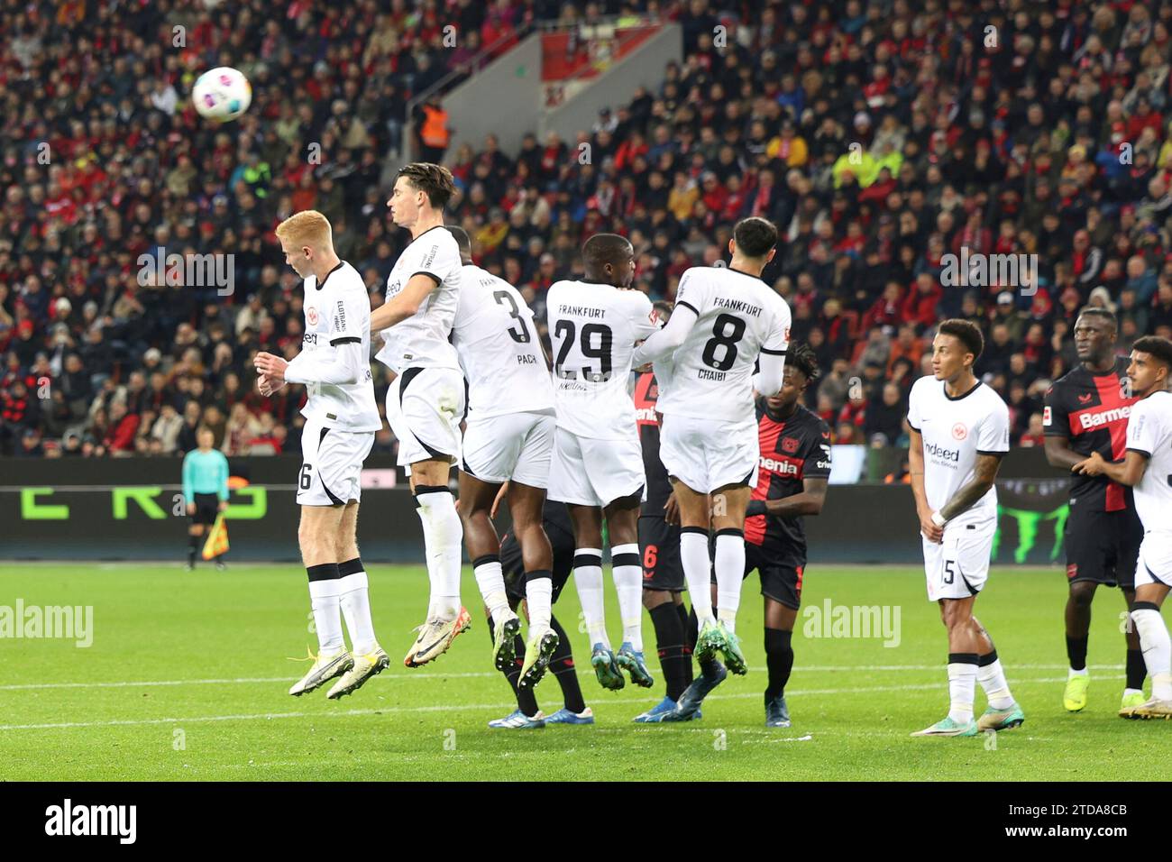 17.12.2023, BayArena, Leverkusen, DE, 1.FBL. Bayer 04 Leverkusen vs. Eintracht Frankfurt, im Bild Freistoss durch Leverkusen die Frankfurter Mauer Foto © nordphoto GmbH/Meuter DFL-Vorschriften verbieten die Verwendung von Fotografien als Bildsequenzen und/oder Quasi-Video. Stockfoto