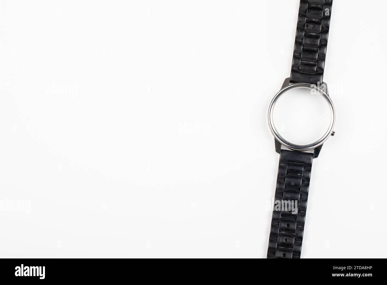 Zeitlose Eleganz: Armbanduhren auf weißem Hintergrund | Klassische, moderne und minimalistische Stile, keine Uhr! Stockfoto