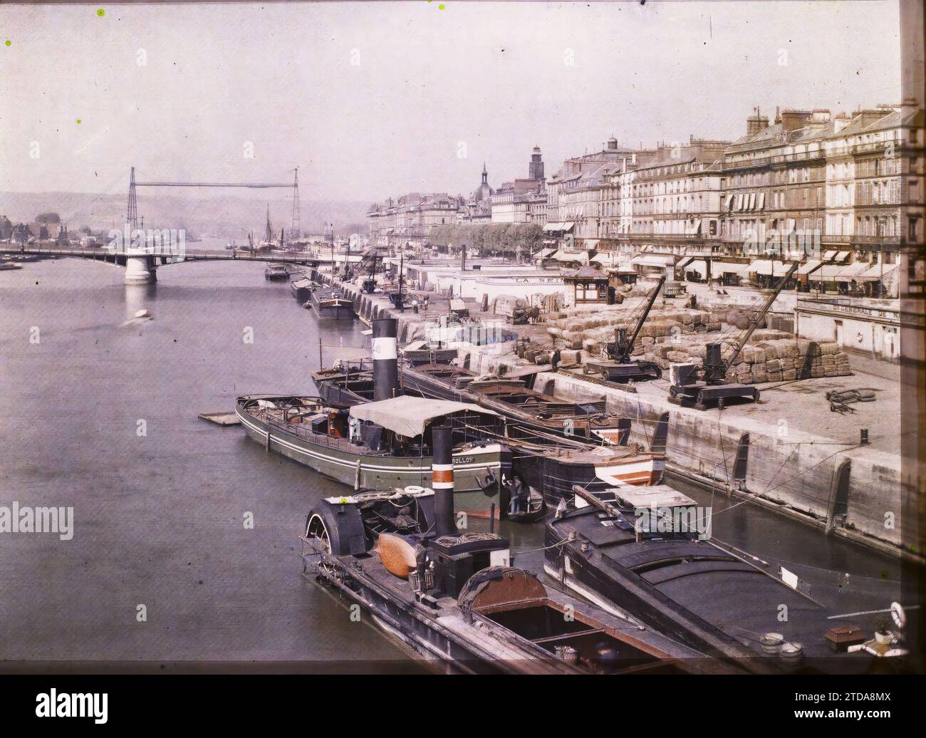 Rouen, seine-Maritime, Normandie, Frankreich Hafen in der Nähe der Büros der Compagnie Générale de Navigation, Wohnungsbau, Architektur, Wirtschaftstätigkeit, Verkehr, Fabrik, Werkstatt, Fluss, Tiefbau, Kai, Boot, Wohnraum, Hafen, Außenhandel, Fluss- und Seetransport, Bridge, Frankreich, Rouen, Rouen, 06/1912 - 30.06.1912, Léon, Auguste, Fotograf, 1912 - Normandie - Auguste Léon - (Juni-Juli), Autochrome, Foto, Glas, Autochrome, Foto, positiv, Horizontal, Format 9 x 12 cm Stockfoto