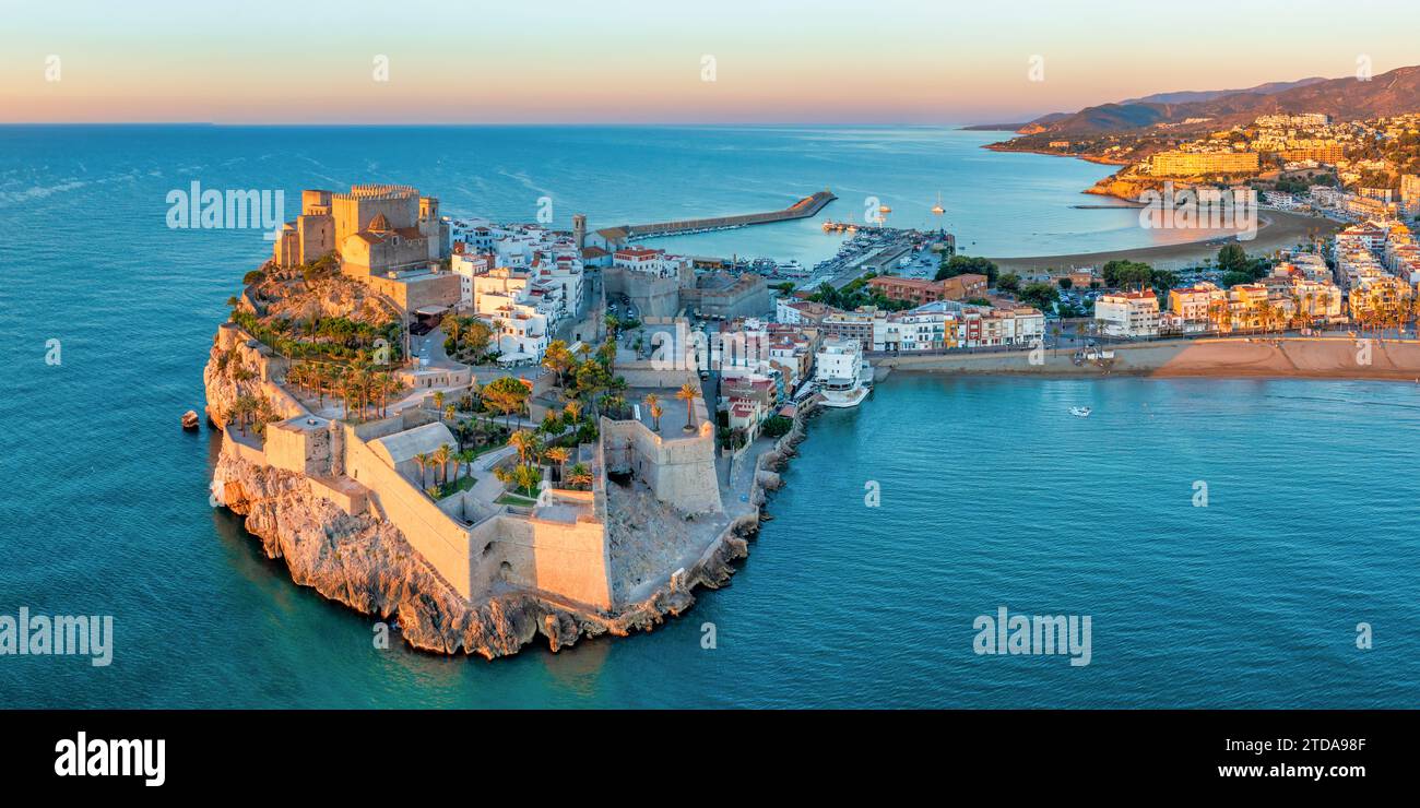 Panoramablick auf Peniscola bei Sonnenaufgang, eine Küstenstadt im Osten Spaniens, Costa del Azahar, Provinz Castello, Spanien Stockfoto