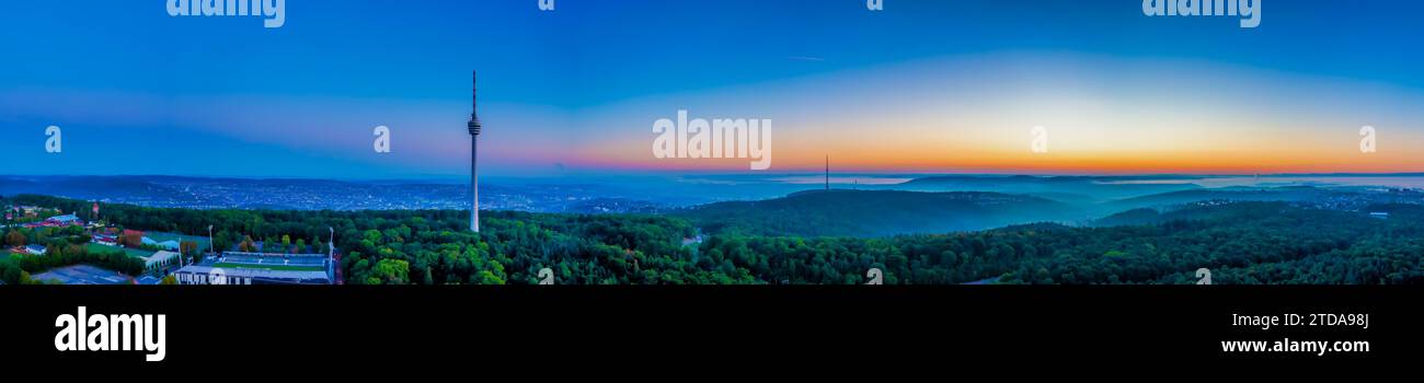 Morning Twilight Panorama von Stuttgart, Deutschland, Stuttgarter Skyline, Luftaufnahme mit fernsehturm, Stadtarchitektur, nebeliges Reisefoto, Banner Stockfoto