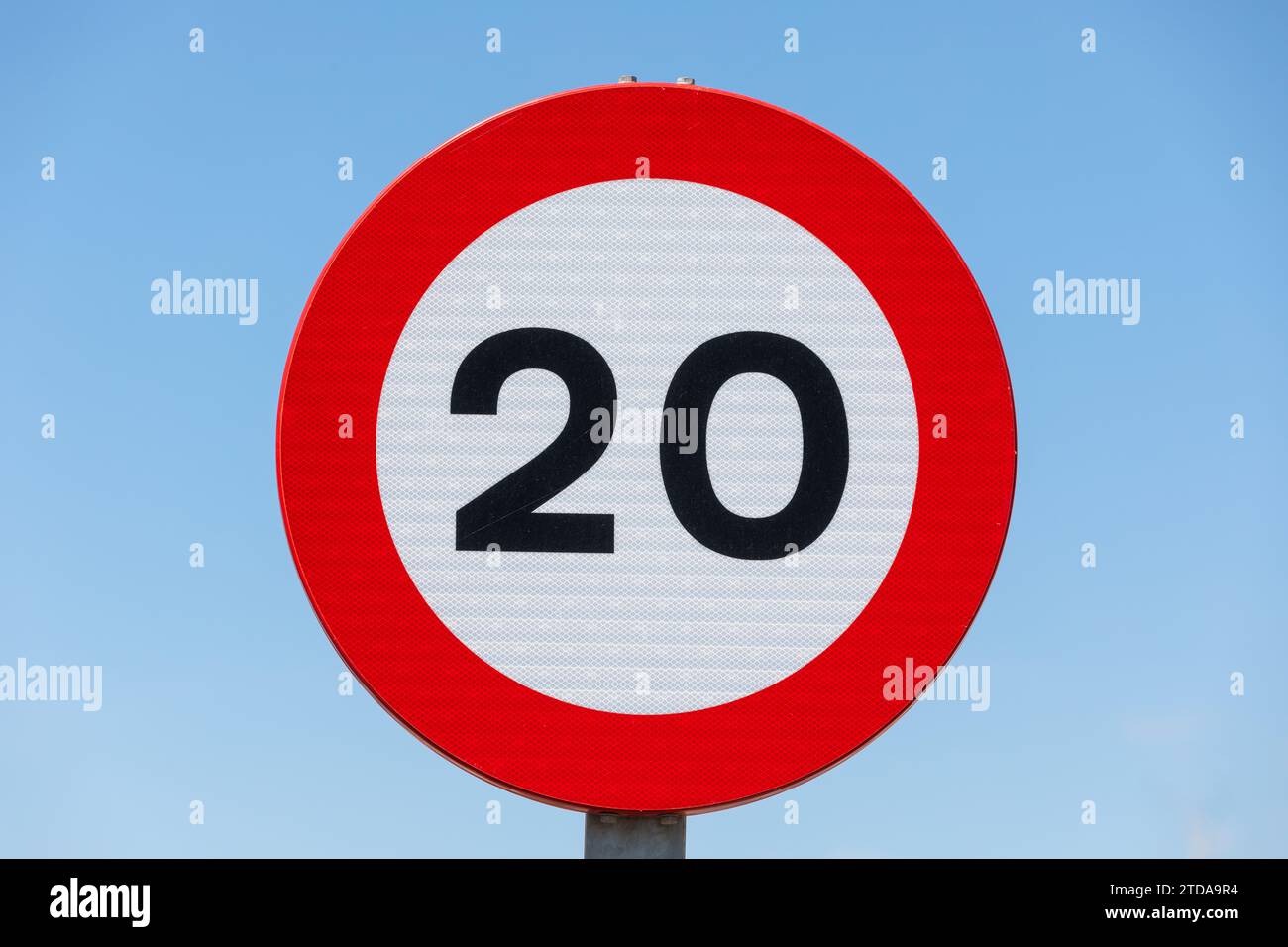 20 km h Straßenschild mit blauem Himmel - städtische Verkehrsordnung und Verkehrssicherheitskonzept Stockfoto