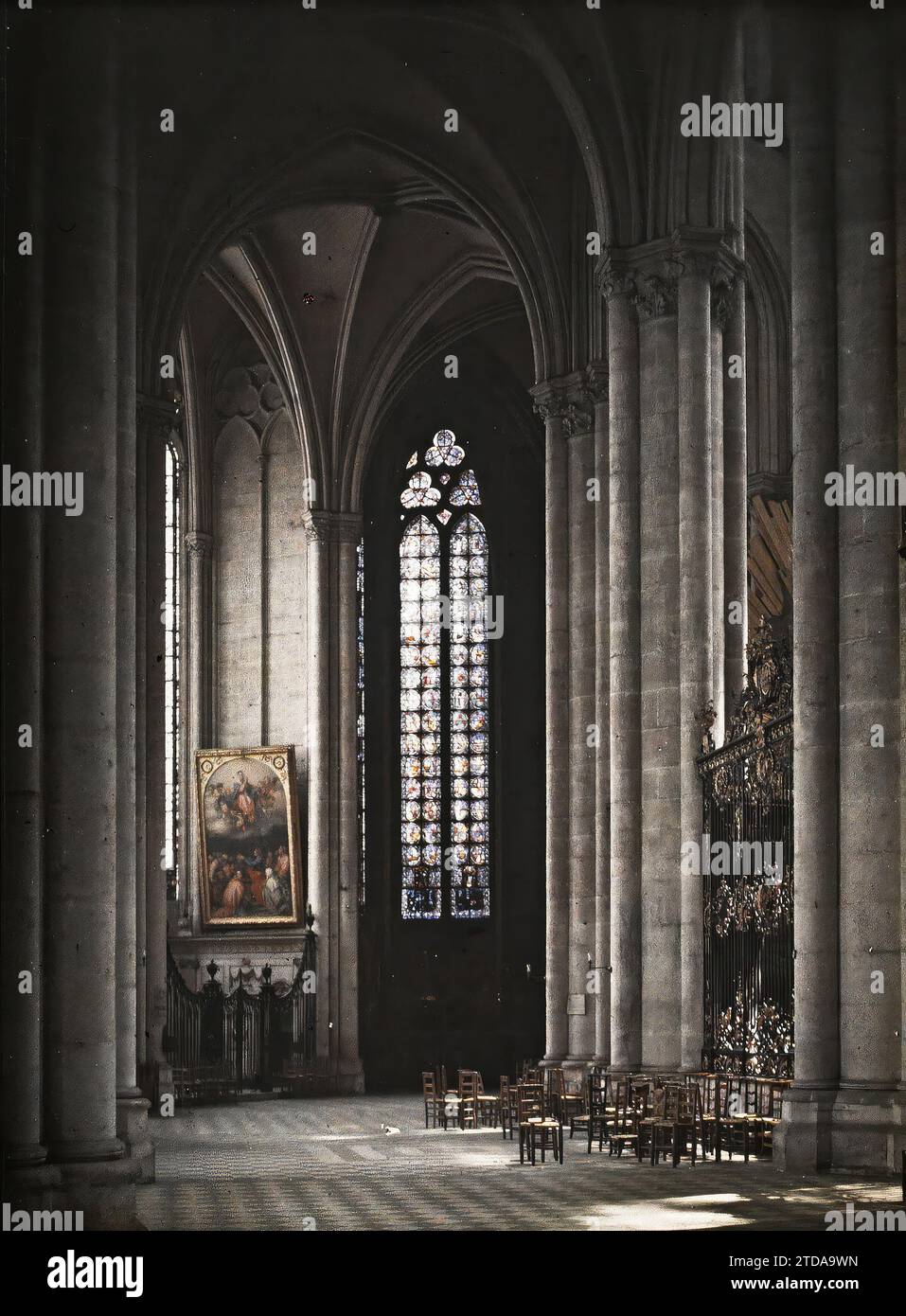 Amiens, Frankreich, Religion, Heim, Architektur, Kunst, Kirche, Christentum, Innenansicht, Säule, Malerei, Gewölbe, Buntglas, Mittelalter, religiöse Architektur, Frankreich, Amiens, Cathedral Interior, Amiens, 01/06/1912 - 30/06/1912, Léon, Auguste, Fotograf, 1912 - Somme - Auguste Léon - (6. Mai bis 8. Juni), Autochrome, Foto, Glas, Autochrome, Foto, positiv Stockfoto