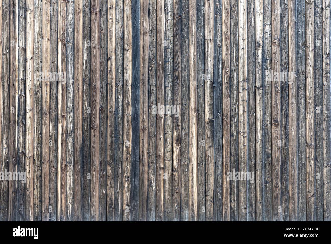 Rustikale Eleganz: Verwitterte Scheunenwand als faszinierende Hintergrundstruktur Stockfoto