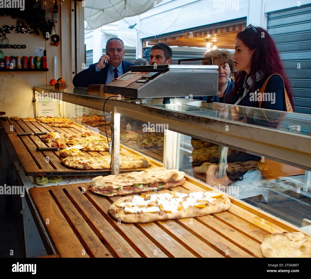 Leute kaufen Pizza nach Stückchen auf dem Markt von New Testaccio in Rom, Italien Stockfoto