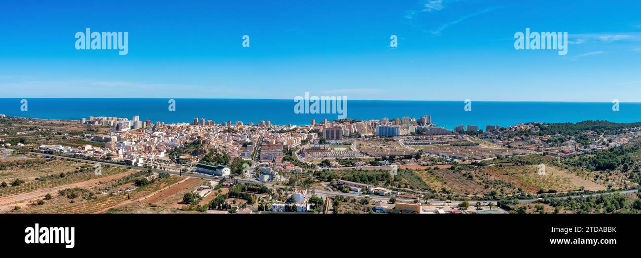 Panoramablick auf Oropesa del Mar von den Bergen Stockfoto