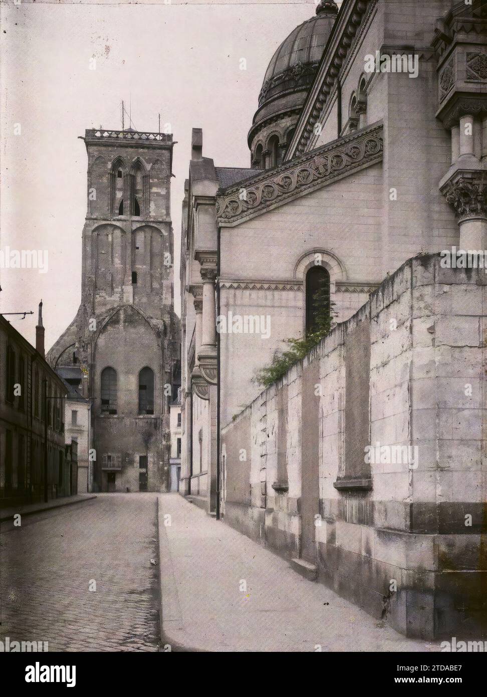 Touren, Frankreich der Karlturm und die Basilika Saint-Martin, von der Rue Descartes aus gesehen, Persönlichkeit, Habitat, Architektur, Kunst, Kirche, religiöse Persönlichkeit, Glockenturm, Saint, Straße, Bezirk, Mittelalter, religiöse Architektur, Frankreich, Tours, Blick auf den Karlturm und den neuen Martinsdom, Tours, 22/08/1915 - 22/08/1915, Léon, Auguste, Fotograf, 1915 - Centre de la France, Loiret, Indre-et-Loire, Loir-et-Cher - Léon Busy und Auguste Léon - (August), Autochrome, Foto, Glas, Autochrome, Foto, positiv, Vertikal, Format 9 x 12 cm Stockfoto