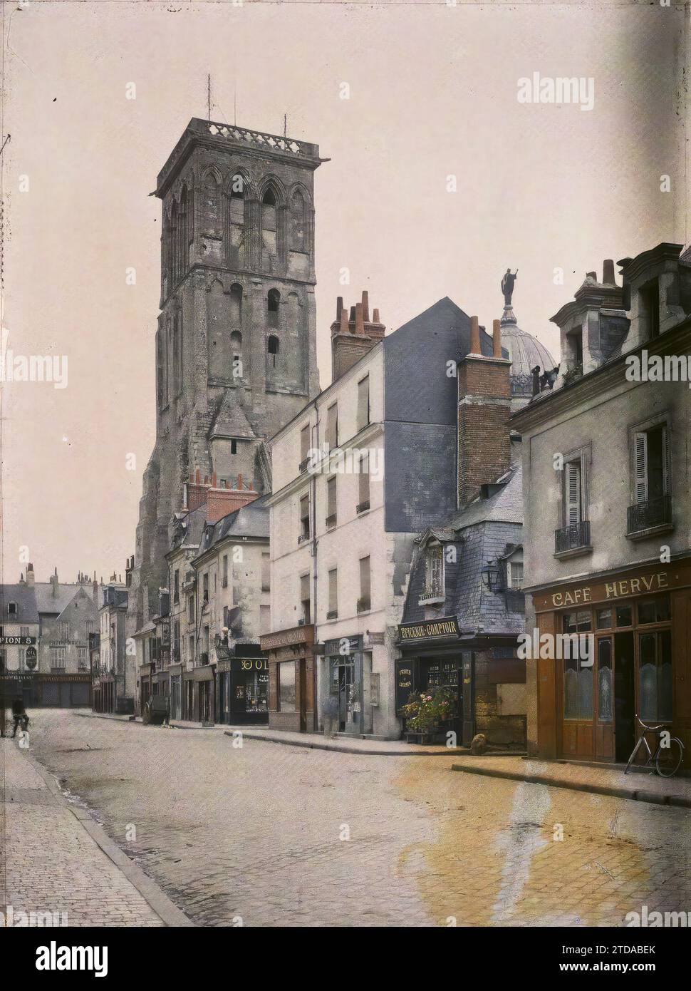 Touren, Frankreich die Geschäfte der Rue de Châteauneuf und der Charlemagne Tower, Inschrift, Informationen, Wohnraum, Architektur, Kunst, Glockenturm, kommerzielle Inschrift, Straße, Bezirk, Mittelalter, Showcase, Ausstellung, religiöse Architektur, Frankreich, Touren, Charlemagne Tower und Rue de Chateauneuf., Touren, 22/08/1915 - 22/08/1915, Léon, Auguste, Fotograf, 1915 - Centre de la France, Loiret, Indre-et-Loire, Loir-et-Cher - Léon Busy und Auguste Léon - (August), Autochrome, Foto, Glas, Autochrome, Foto, positiv Stockfoto