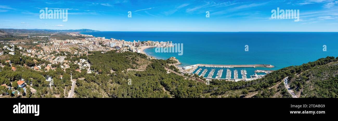 Atemberaubender Blick aus der Vogelperspektive auf Oropesa del Mar mit Yachthafen und Küste Stockfoto