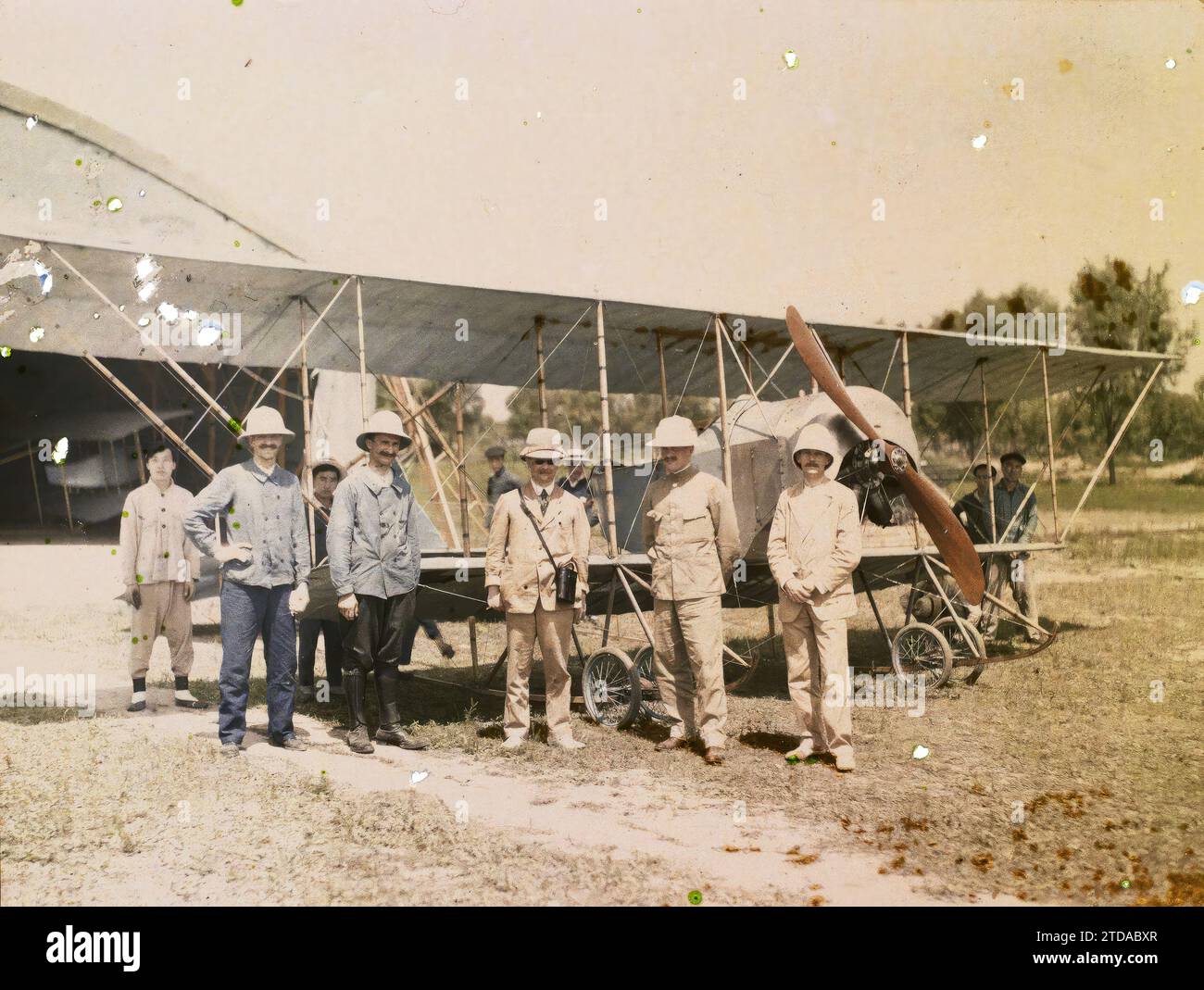 Peking, China Nanyuan („Kaiserlicher Garten des Südens“), Kleidung, Internationale Beziehungen, Menschen, Verkehr, Wissenschaft, Technik, Kostüm, Ausländische Präsenz, Gruppenporträt, Flugplatz, Flugzeug, Lufttransport, Frisur, Kopfbedeckung, Innovation, Progress, man, Environs sud de Beijing, Frankreich [in Verbindung mit], 25.05/1913 - 27.06.1913, Passet, Stéphane, Fotograf, 1913 - Chine - Stéphane Passet, Autochrome, Foto, Glas, Autochrome, Foto, positiv, Horizontal, Format 9 x 12 cm Stockfoto