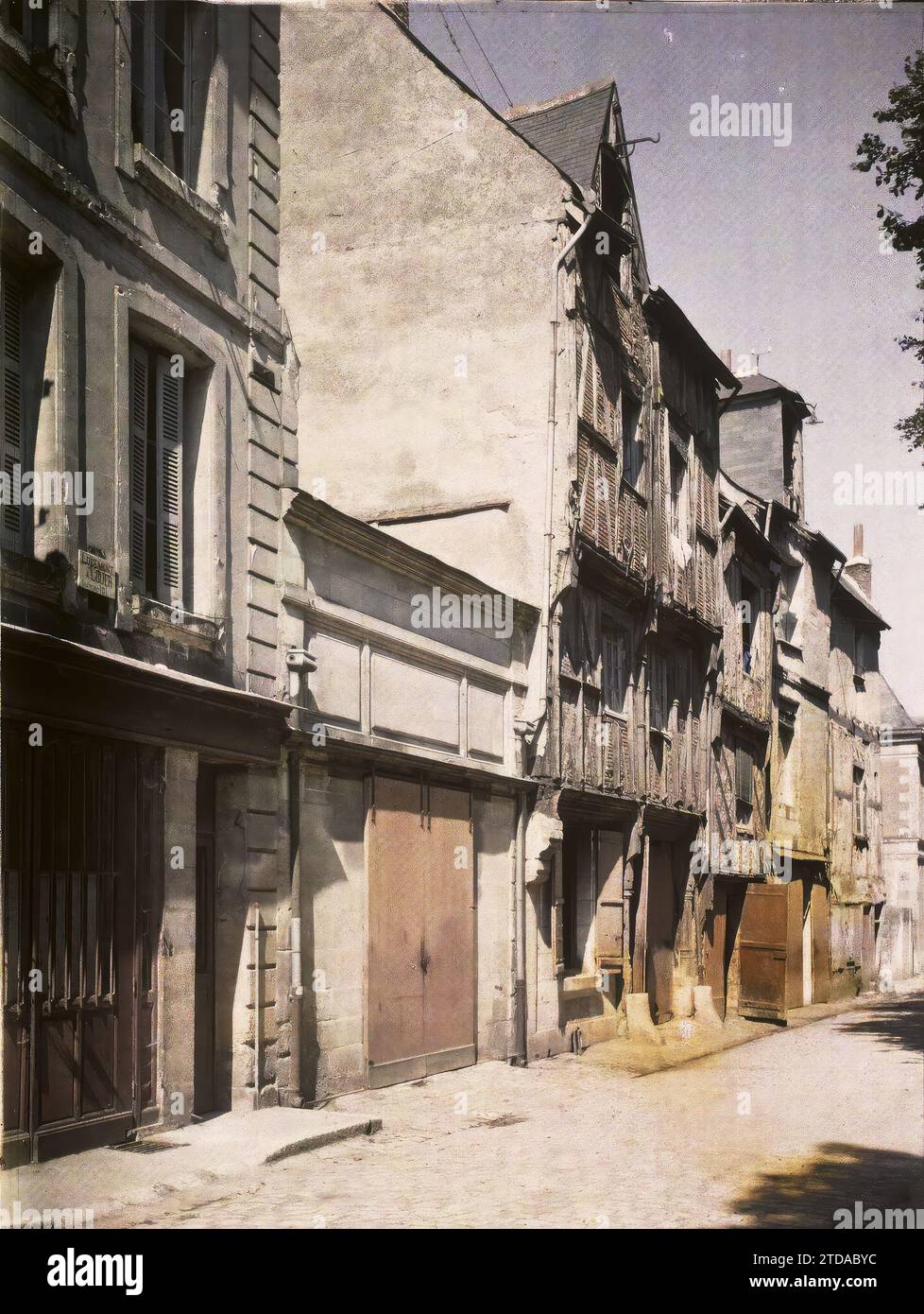 Amboise, Frankreich die Fachwerkhäuser der Rue Victor Hugo ZU GEOLOKATION, Wohnraum, Architektur, Kunst, Wohnraum, Straße, Bezirk, Mittelalter, Renaissance, Fachwerk, Frankreich, Amboise, La Rue Victor Hugo, Amboise, 25.08/1915 - 25.08.1915, Léon, Auguste, Fotograf, 1915 - Centre de la France, Loiret, Indre-et-Loire, Loir-et-Cher - Léon Busy und Auguste Léon - (August), Autochrome, Foto, Glas, Autochrome, Foto, positiv, Vertikal, Format 9 x 12 cm Stockfoto