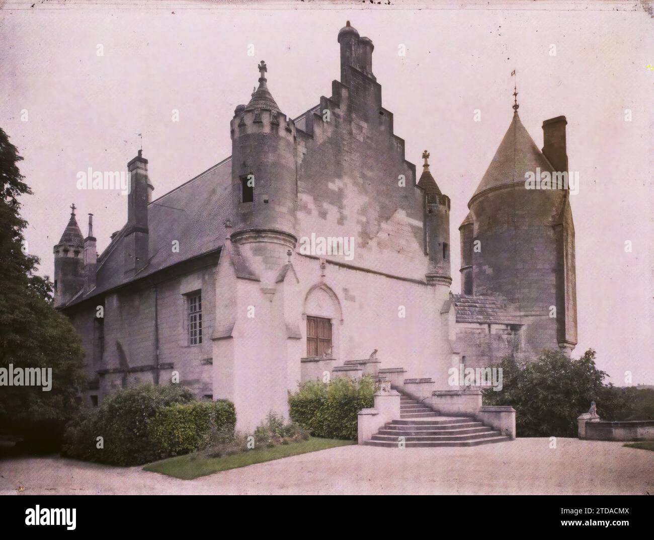 Loches, Frankreich die Ostfassade der königlichen Residenz und der Donjon der Burg, Persönlichkeit, Kunst, Habitat, Architektur, politische Persönlichkeit, König, Königin, Treppe, Turm, Mittelalter, Palast, Schloss, Frankreich, Loches, Ostfassade des Schlosses, Loches, 28/08/1915 - 28/08/1915, Léon, Auguste, Fotograf, 1915 - Centre de la France, Loiret, Indre-et-Loire, Loir-et-Cher - Léon Busy und Auguste Léon - (August), Autochrome, Foto, Glas, Autochrome, Foto, positiv, Horizontal, Format 9 x 12 cm Stockfoto