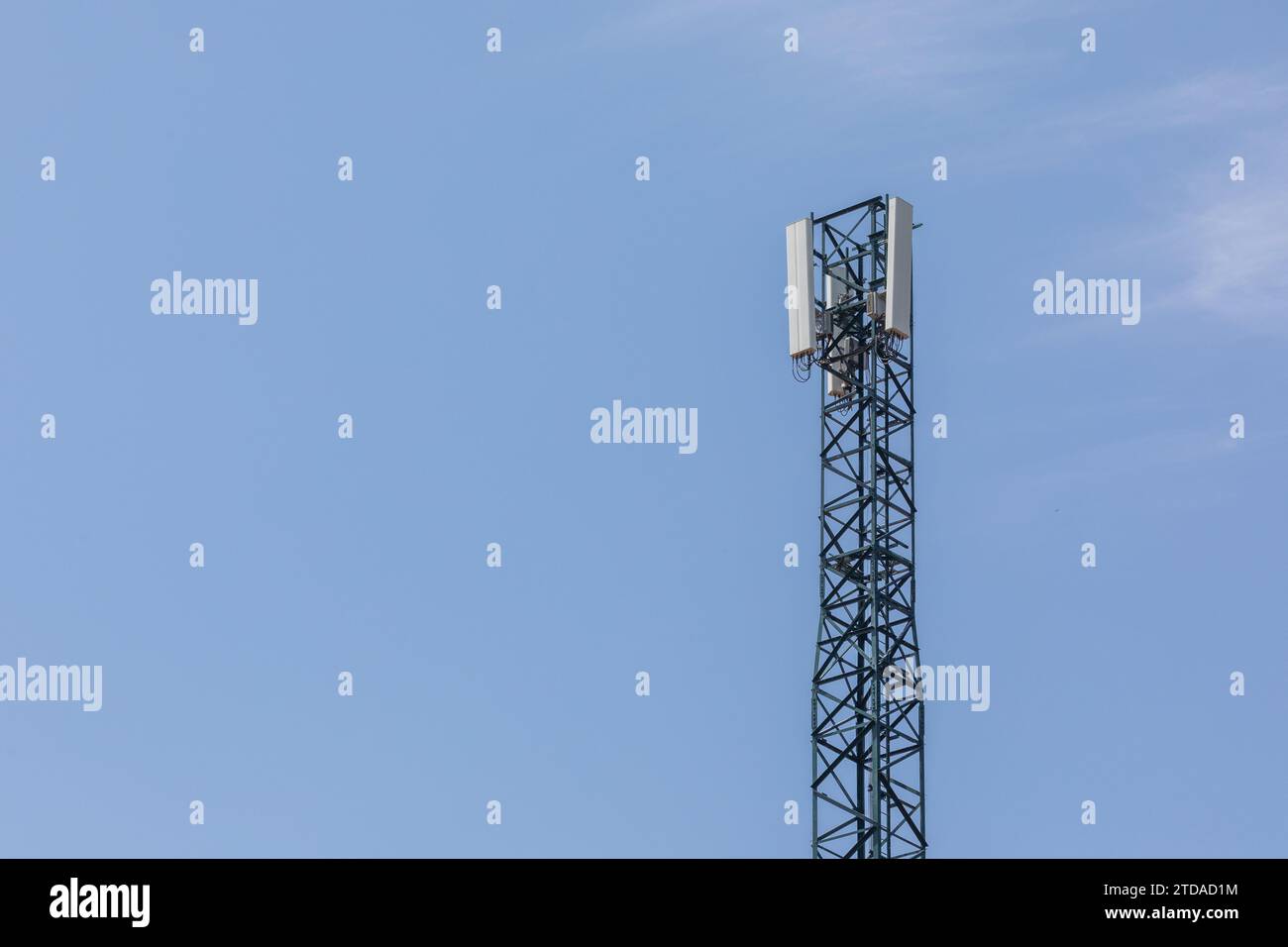 Handyturm an einem Tag mit blauem Himmel Stockfoto