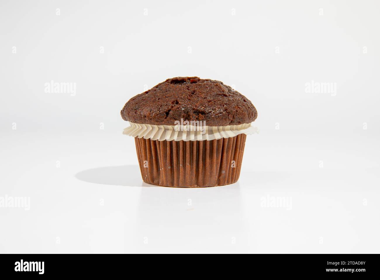 Frisch hausgemachter Schokoladen-Muffin auf weißem Hintergrund Stockfoto