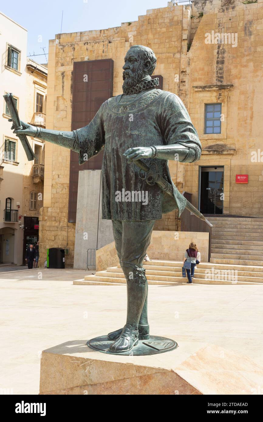 Pjazza Jean de Valette, Valletta, Malta. Statue von Fra' Jean 'Parisot' de (la) Valette, 1495–1568. Französischer Adliger und 49. Großmeister des Ordens Stockfoto