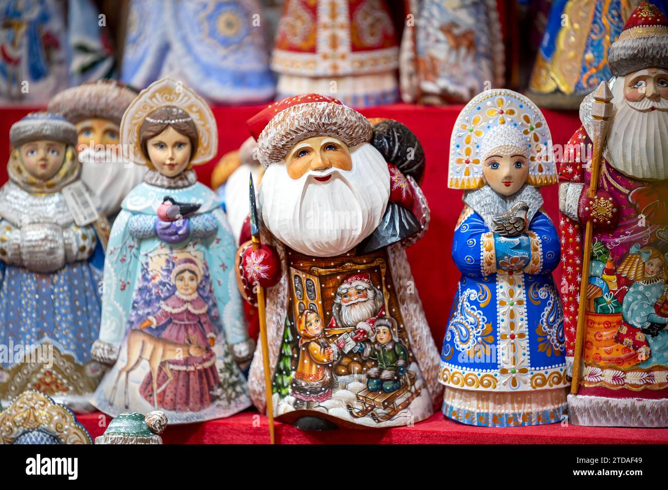 Die Figuren von Vater Frost (russisch Ded Moroz) und Segurochka werden vor weihnachten im Schaufenster ausgestellt. Winter, Dezember. Russisches Weihnachtsmerkmal Stockfoto