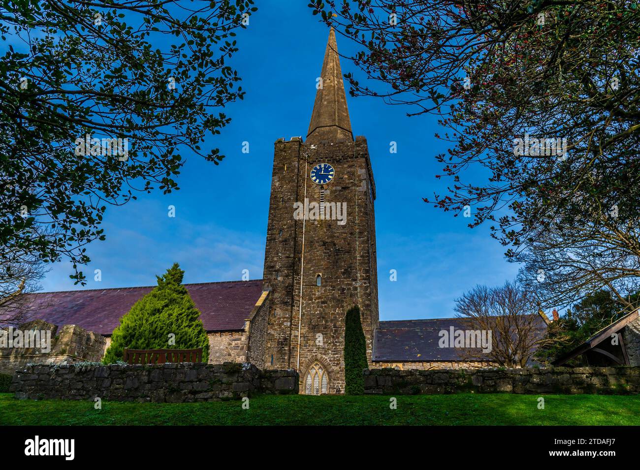 Ein Blick auf die Saint Marys Kirche in Tenby, Wales an einem sonnigen Tag Stockfoto