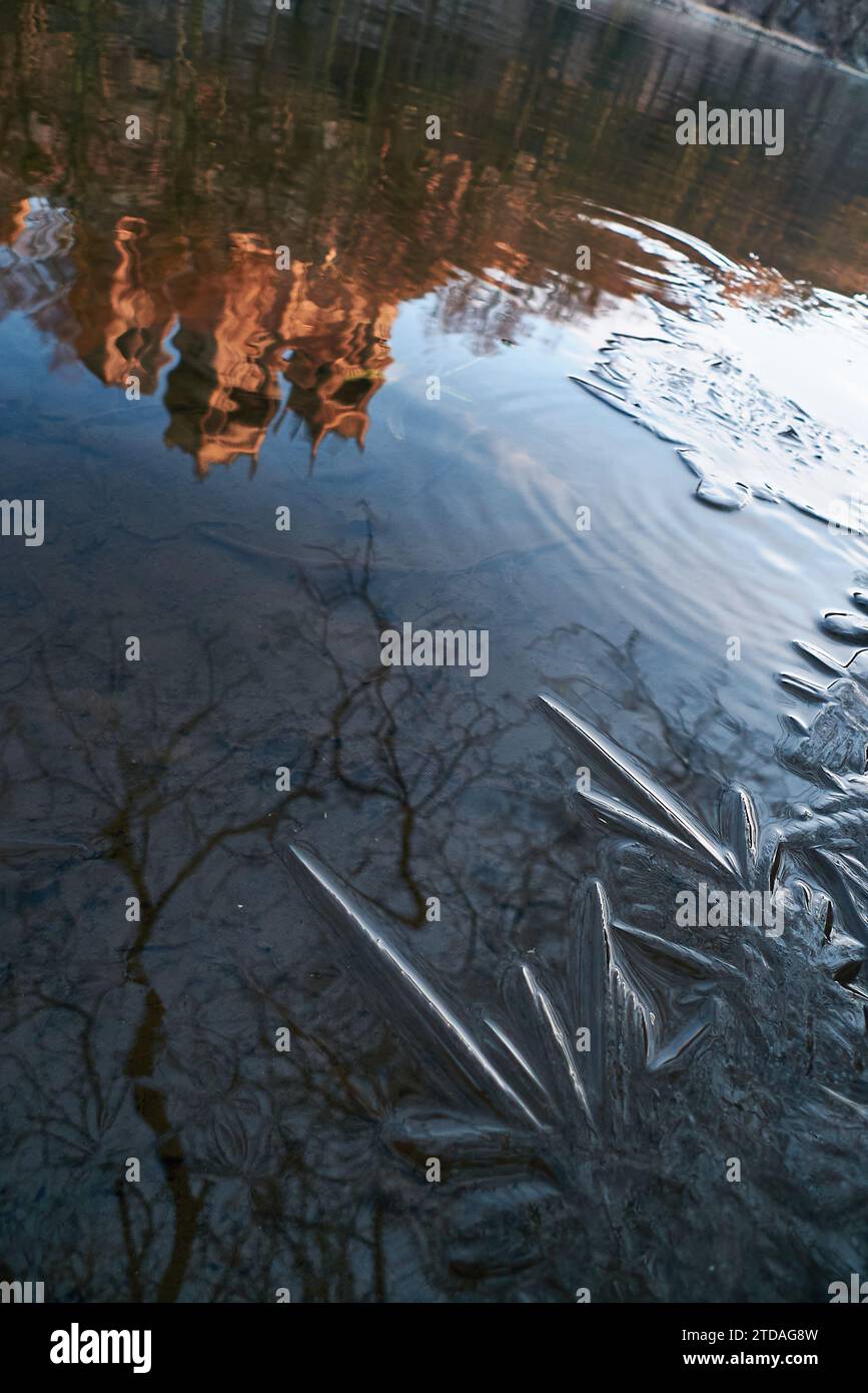 Durham Cathedral in der Reflexion des Flusses, wie es beginnt zu frieren. Foto von The River Wear, Durham City, County Durham, England Stockfoto