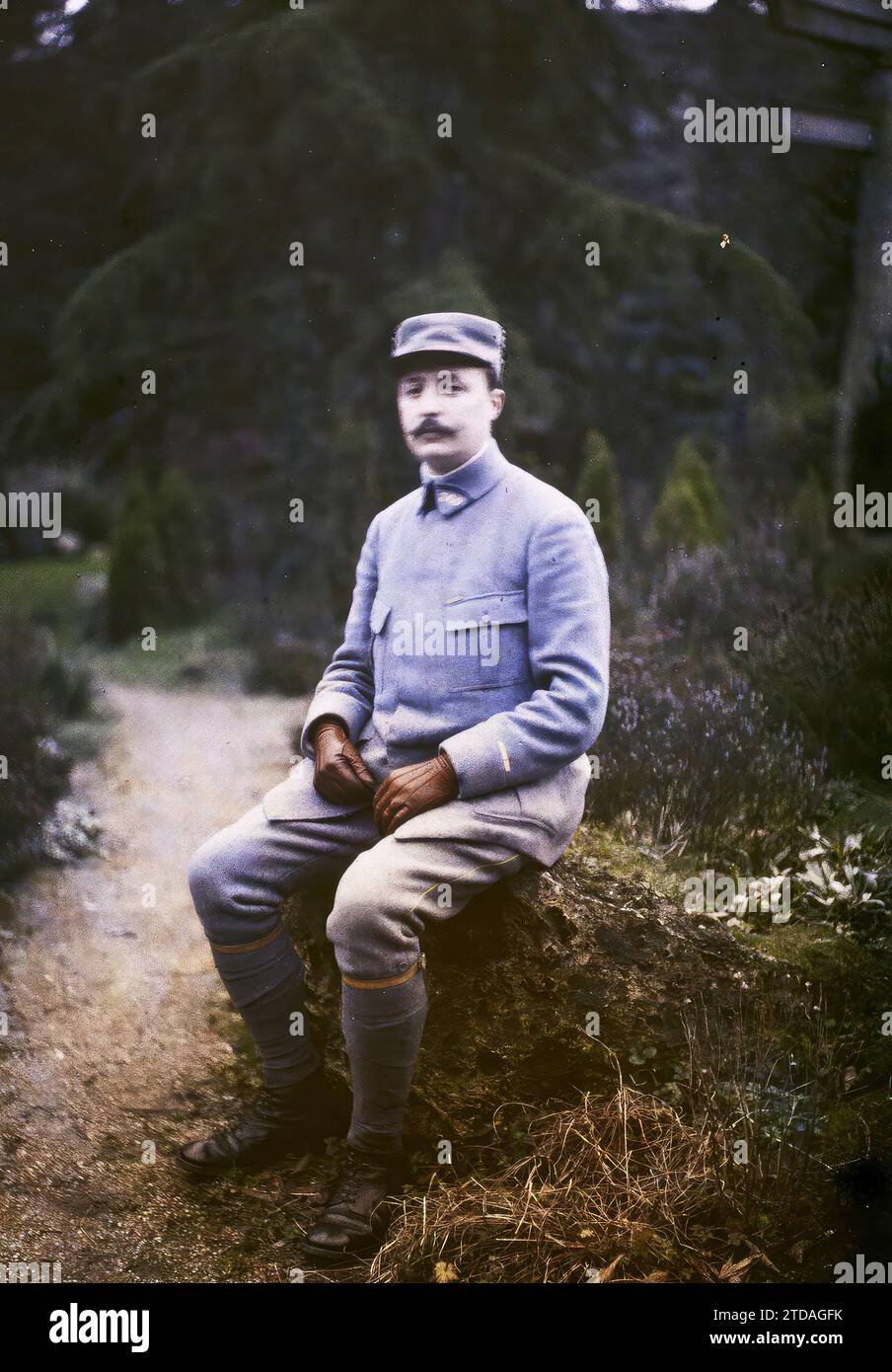 Eigentum von Albert Kahn, Boulogne, Frankreich Marquis Charles de Tinseau, Persönlichkeit, Kleidung, Menschen, erster Weltkrieg, Wohnraum, Architektur, Gesellschaft, Persönlichkeit des Adels, Militäruniform, Porträt, zurück, Haarig, Park, Garten, Mann, Armee, Marquis de Tinseau Portrait, Frankreich, Boulogne s/S., Marquis de Tuiseau, Boulogne propriété d'Albert Kahn, 01/01/1916 - 31.12.1916, Léon, Auguste, Fotograf, Autochrome, Foto, Glas, Autochrome, Foto, positiv, vertikal, Größe 9 x 12 cm Stockfoto