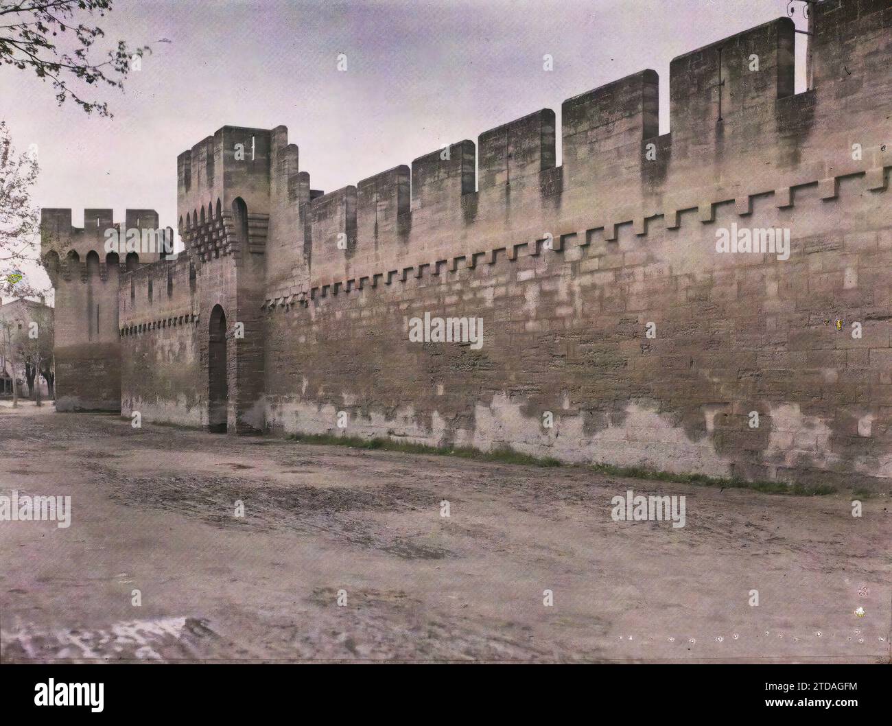 Avignon, Frankreich die Stadtmauer, Habitat, Architektur, Kunst, befestigte Architektur, Tür, Mittelalter, Befestigungsanlagen, Rampart, France, Avignon, The Remparts, Avignon, 09/04/1916 - 09/04/1916, Léon, Auguste, Fotograf, 1916 - Provinzen Frankreich - Jean Brunhes, Auguste Léon et Georges Chevalier - (April-Juli), Autochrome, Foto, Glas, Autochrome, Foto, positiv, Horizontal, Format 9 x 12 cm Stockfoto
