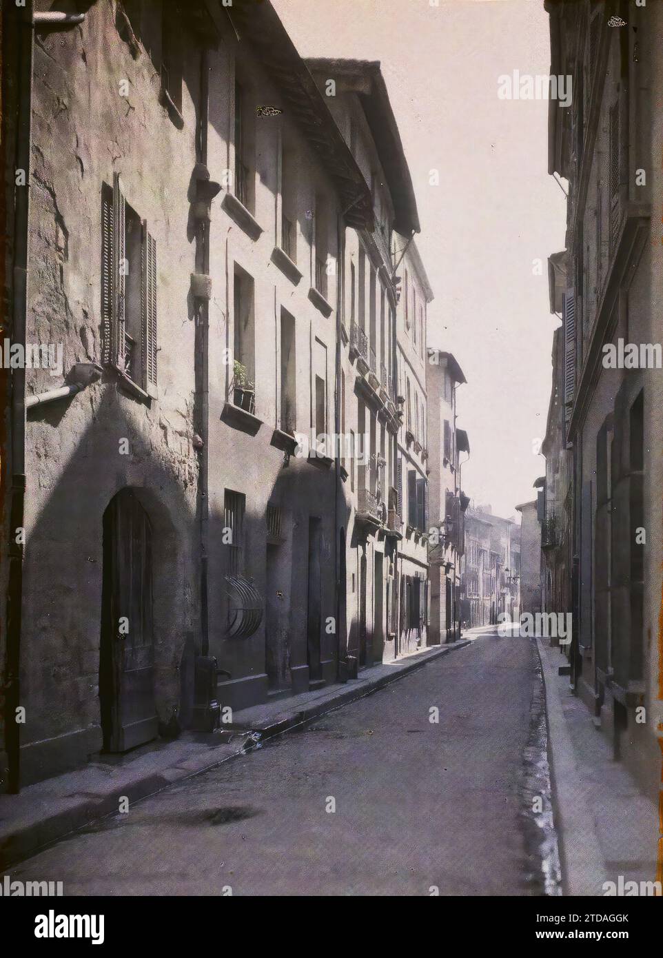 Avignon, Frankreich Rue Ferruce, Wohngebäude, Architektur, Wohngebäude, Straße, Nachbarschaft, Frankreich, Avignon, Rue du Lunas (Altstadt), Avignon, 09/04/1916 - 09/04/1916, Léon, Auguste, Fotograf, 1916 - Provinzen Frankreich - Jean Brunhes, Auguste Léon et Georges Chevalier - (April-Juli), Autochrome, Foto, Glas, Autochrome, Foto, positiv, Vertikal, Format 9 x 12 cm Stockfoto