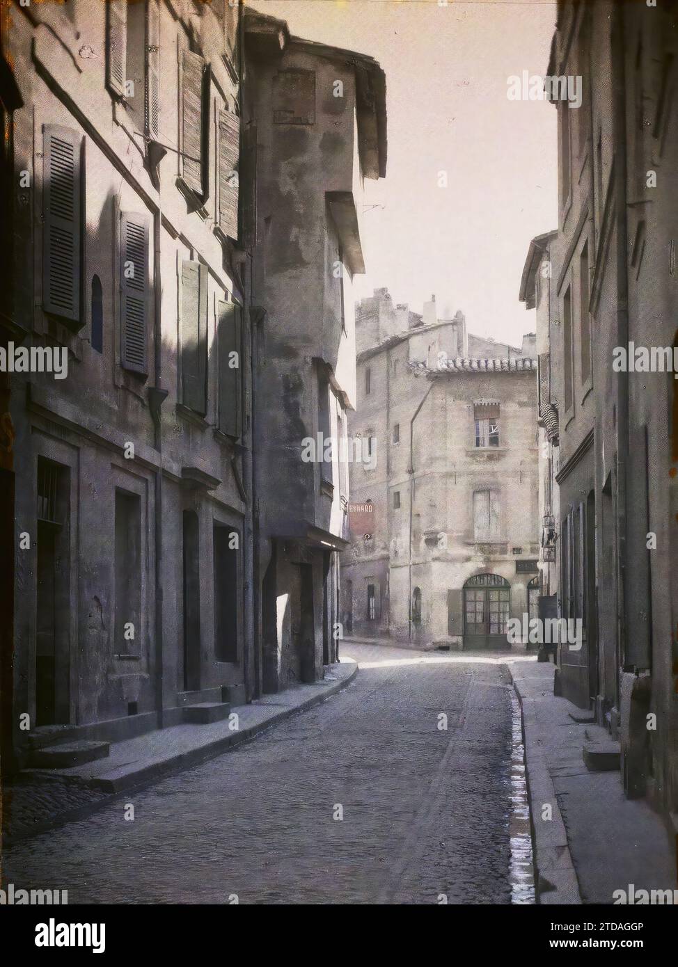 Avignon, Frankreich rue Ferruce, Wohngebäude, Architektur, Wohngebäude, asphaltierte Straße, Straße, Bezirk, Frankreich, Avignon, Rue Ferruce, Avignon, 09.04/1916 - 09.04.1916, Léon, Auguste, Fotograf, 1916 - Provinzen Frankreich - Jean Brunhes, Auguste Léon et Georges Chevalier - (April-Juli), Autochrome, Foto, Glas, Autochrome, Foto, positiv, Vertikal, Format 9 x 12 cm Stockfoto