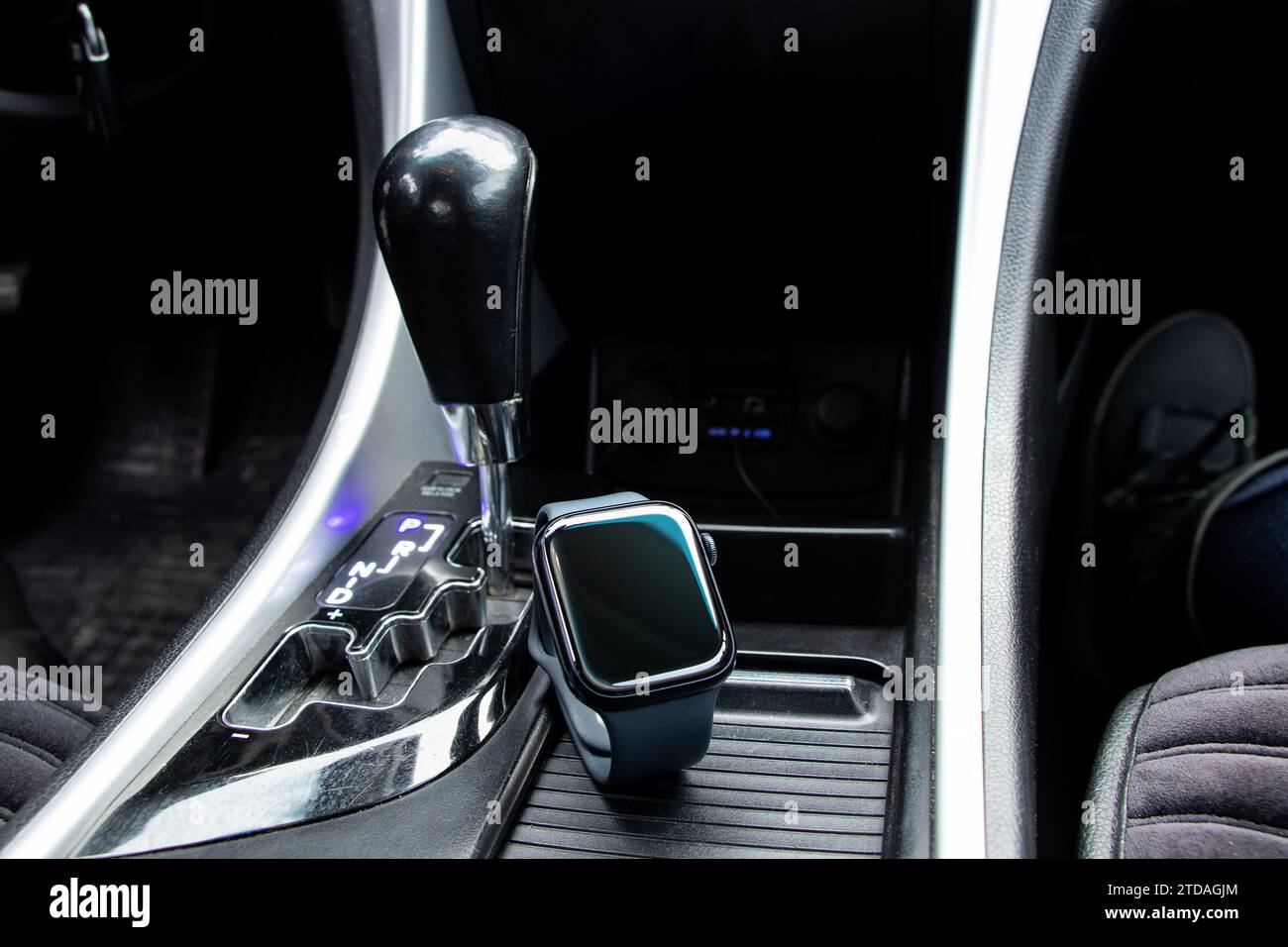 Dnipro, Ukraine - 17. Dezember 2023: Apple Watch Series 8 liegt in einem Auto in der Kabine, Smart Watch Stockfoto