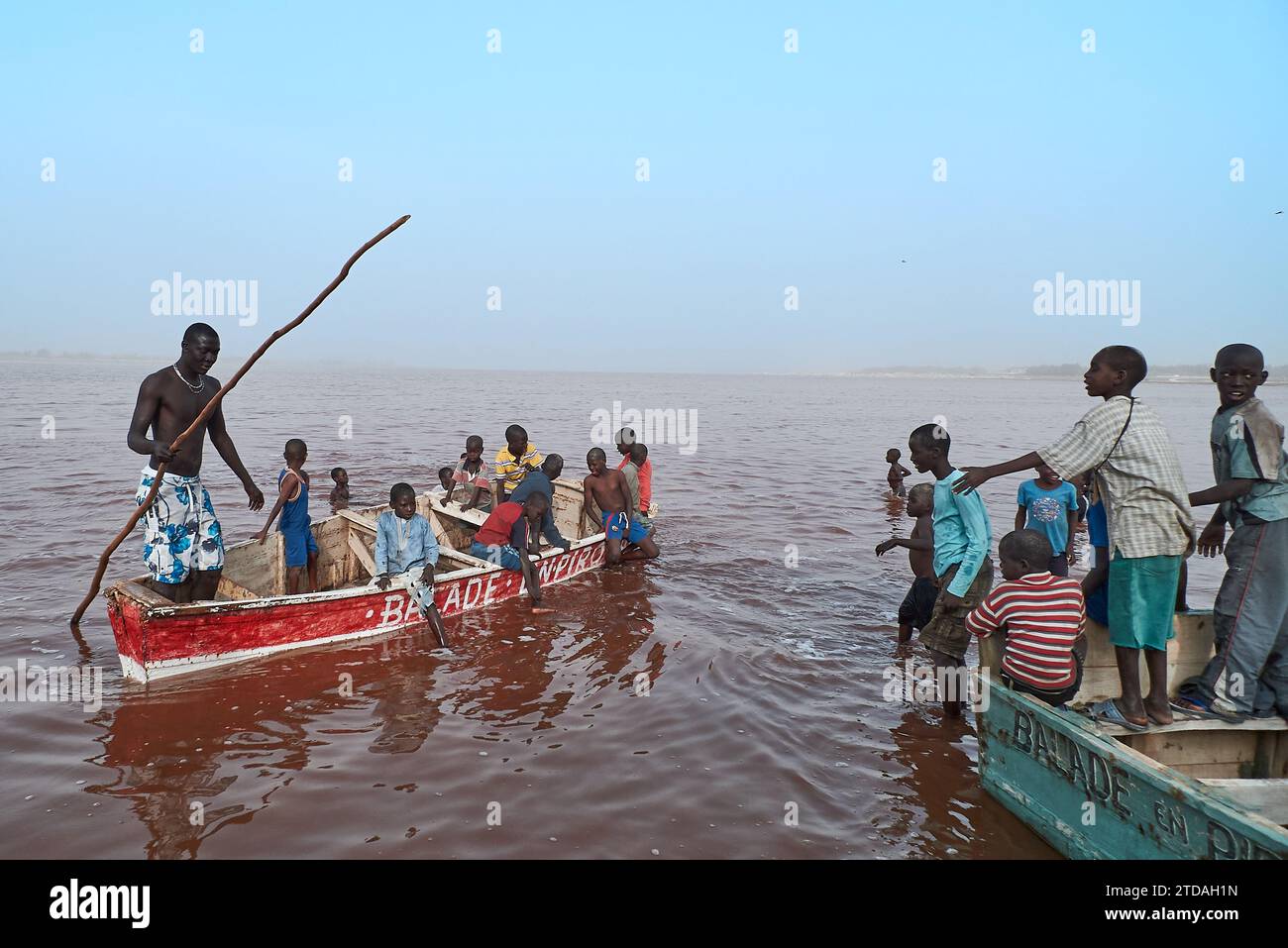 Boote auf dem Lake Retba, dem Pink Lake inördlich von Cap Vert, Senegal, Afrika Stockfoto