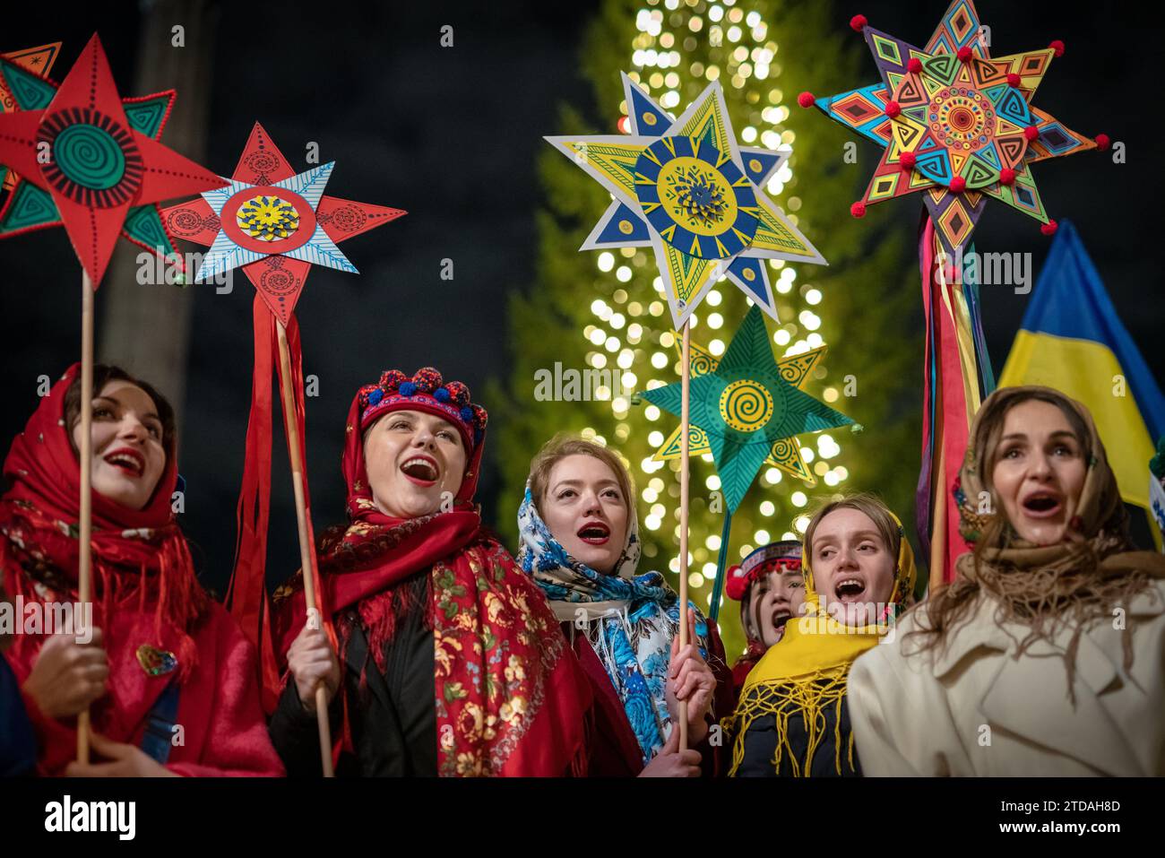 London, Großbritannien. Dezember 2023. Ukrainische Weihnachtslieder auf dem Trafalgar-Platz. Britisch-Ukrainer in traditioneller festlicher Kleidung und hausgemachten Stars versammeln sich in der Nähe des kürzlich installierten norwegischen Weihnachtsbaums, um Weihnachtslieder aus ihrer Heimat zu singen. Derzeit im achten Jahr wird die ukrainische carol-Veranstaltung von britisch-ukrainischer Hilfe organisiert, um weitere Spenden für den Kauf von Generatoren und medizinische Hilfe für ukrainische Krankenhäuser und Unterkünfte zu sammeln. Guy Corbishley/Alamy Live News Stockfoto