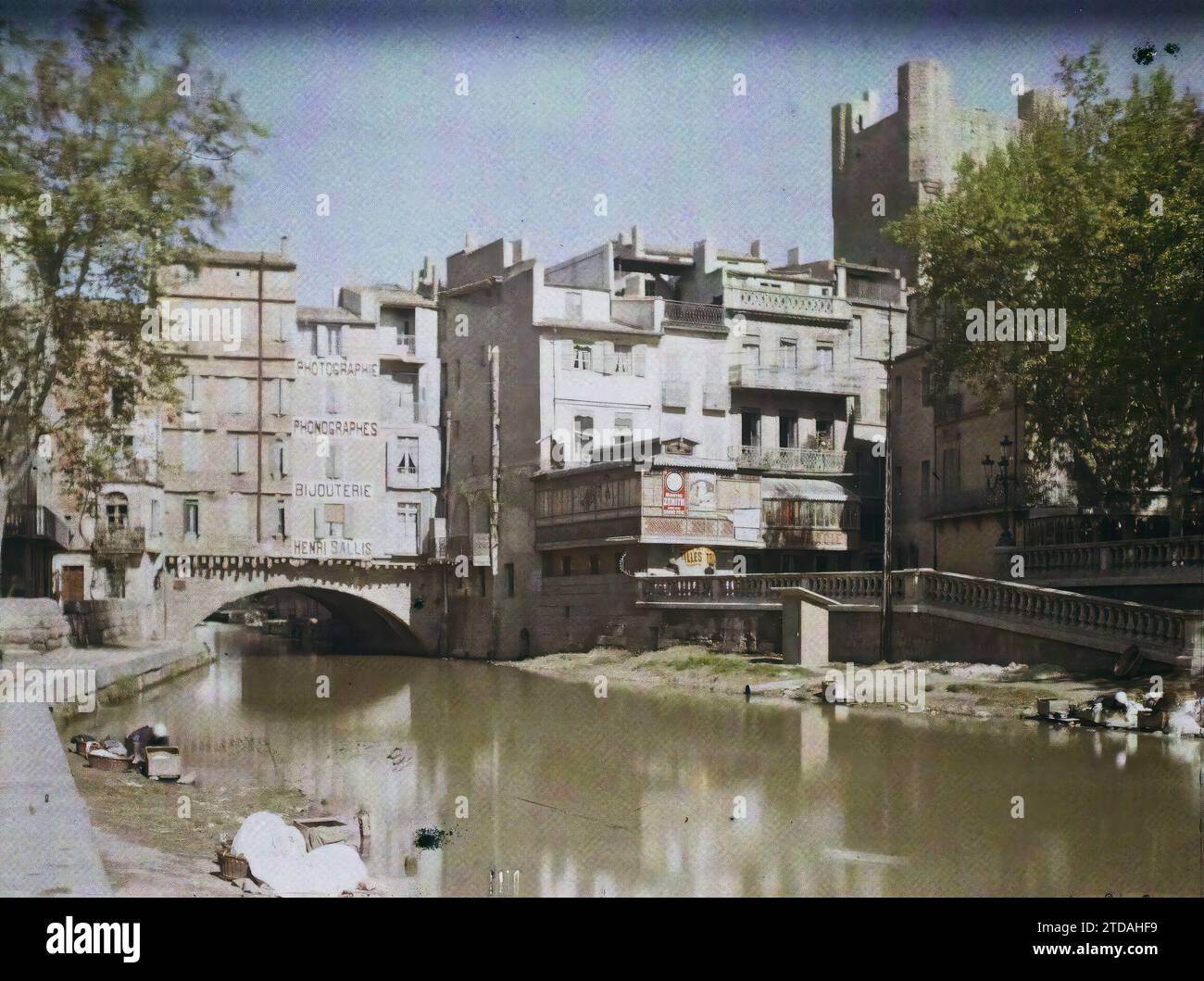 Narbonne, Aude, Frankreich Blick auf den Kanal, die gebaute Brücke und die Tour des Maures, Habitat, Architektur, Inschrift, Informationen, Natur, Umwelt, Kunst, Kanal, Turm, Bauingenieurwesen, Kai, gewerbliche Inschriften, Gehäuse, Hydrografie, Mittelalter, Brücke, Frankreich, Narbonne, Blick auf den gebauten Brückenkanal und den Maures-Turm, Narbonne, 24/04/1916 - 24/04/1916, Léon, Auguste, Fotograf, 1916 - Provinzen Frankreich - Jean Brunhes, Auguste Léon et Georges Chevalier - (April-Juli), Autochrome, Foto, Glas, Autochrome, Foto, positiv, Horizontal, Format 9 x 12 cm Stockfoto
