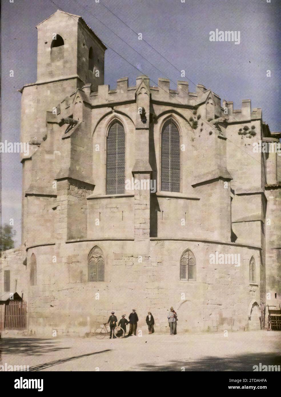 Narbonne, Aude, Frankreich Kirche Notre-Dame de Lamourguier, Religion, Habitat, Architektur, Kunst, Kirche, Christentum, Glockenturm, befestigte Architektur, Mittelalter, religiöse Architektur, Frankreich, Narbonne, befestigte Lamourguor-Kirche, Narbonne, 24.04/1916 - 24.04.1916, Léon, Auguste, Fotograf, 1916 - Provinzen Frankreich - Jean Brunhes, Auguste Léon et Georges Chevalier - (April-Juli), Autochrome, Foto, Glas, Autochrome, Foto, positiv, Vertikal, Format 9 x 12 cm Stockfoto