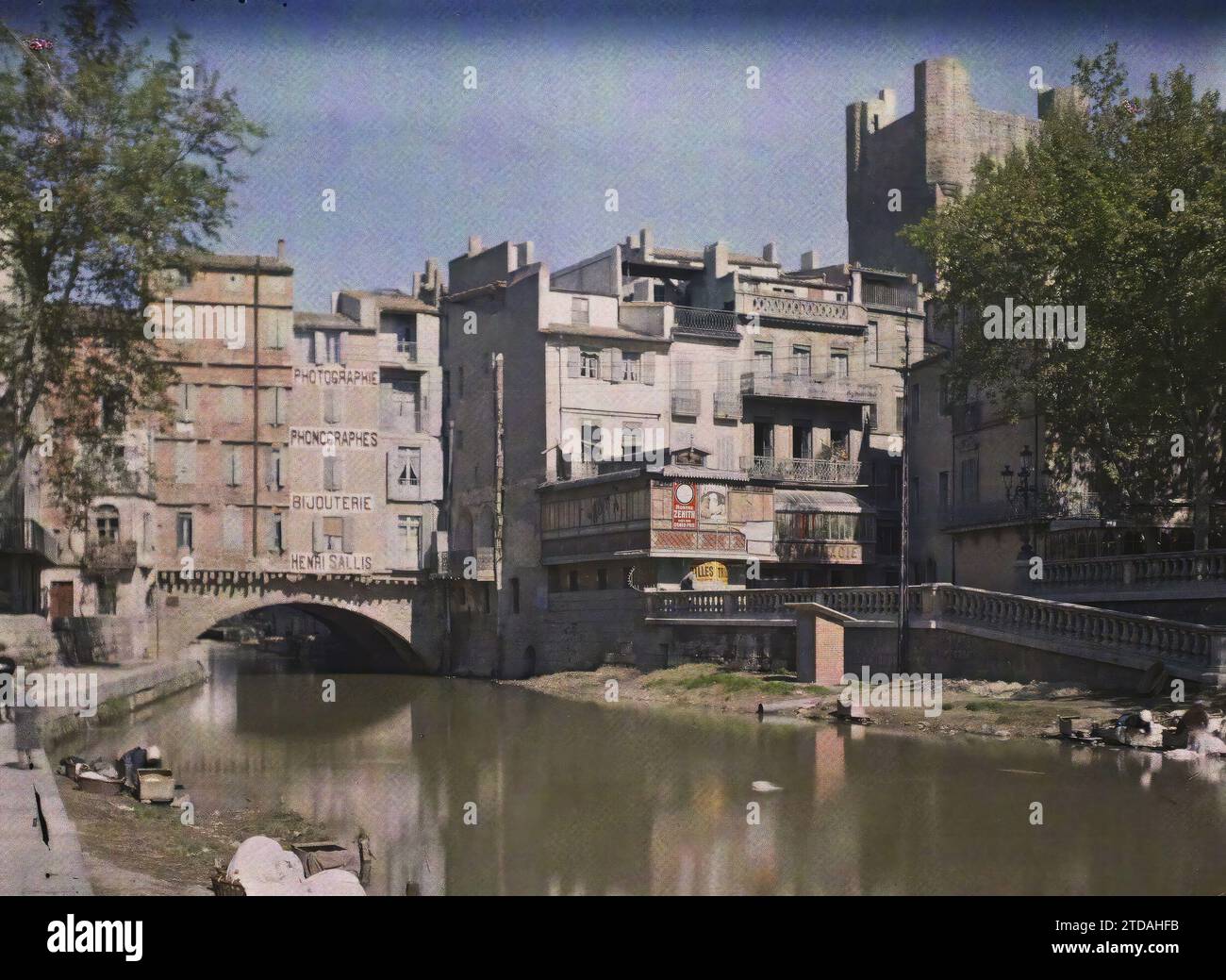 Narbonne, Aude, Frankreich Blick auf den Kanal, die gebaute Brücke und die Tour des Maures, Habitat, Architektur, Inschrift, Informationen, Natur, Umwelt, Kunst, Kanal, Turm, Bauingenieurwesen, Kai, gewerbliche Inschriften, Gehäuse, Hydrografie, Mittelalter, Brücke, Frankreich, Narbonne, Blick auf den gebauten Brückenkanal und den Maures-Turm, Narbonne, 24/04/1916 - 24/04/1916, Léon, Auguste, Fotograf, 1916 - Provinzen Frankreich - Jean Brunhes, Auguste Léon et Georges Chevalier - (April-Juli), Autochrome, Foto, Glas, Autochrome, Foto, positiv, Horizontal, Format 9 x 12 cm Stockfoto