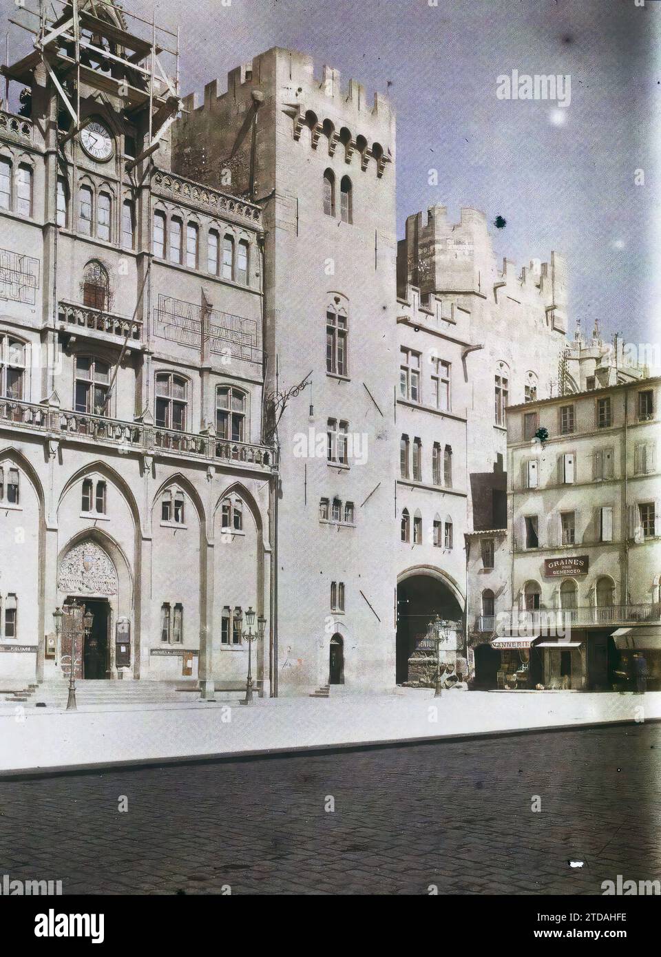 Narbonne, Frankreich Ansicht des Rathauses, der Wohnhäuser, der Architektur, der Gesellschaft, der Kunst, Gerüste, Traggerüste, Arbeiten, Rathaus, Rathaus, Turm, Uhr, Glockenturm, öffentliche Zivilarchitektur, Verwaltung, befestigte Architektur, Straße, Bezirk, Platz, Mittelalter, religiöse Architektur, Frankreich, Narbonne, ein anderer Blick auf das Rathaus, Narbonne, 24/04/1916 - 24/04/1916, Léon, Auguste, Fotograf, 1916 - Provinzen Frankreich - Jean Brunhes, Auguste Léon et Georges Chevalier - (April-Juli), Autochrome, Foto, Glas, Autochrome, Foto, positiv, Vertikal, Format 9 x 12 cm Stockfoto
