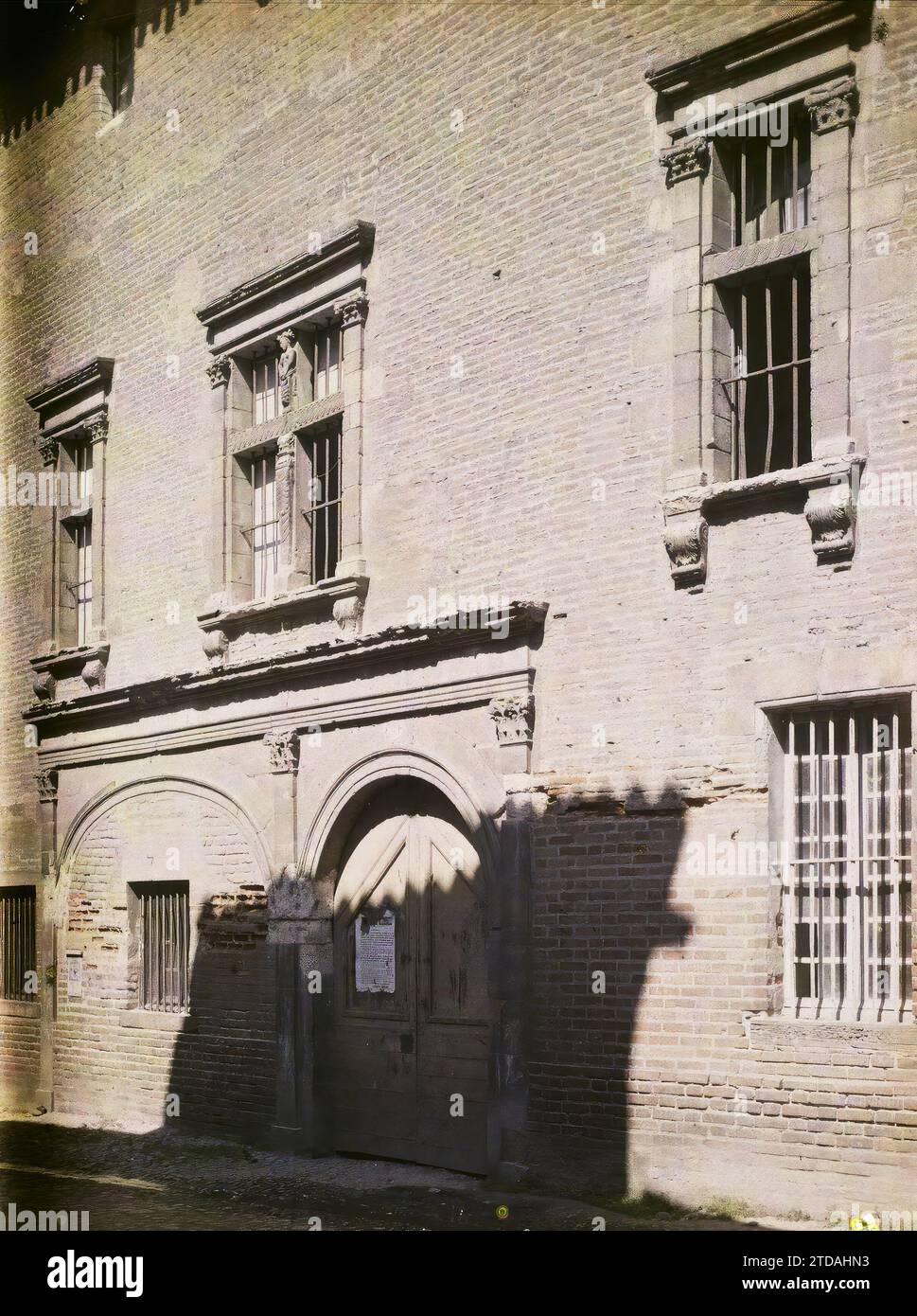 Albi, Frankreich altes Haus im Stadtteil Madeleine, Habitat, Architektur, Kunst, Wohnraum, Door, Renaissance, France, Albi, Old Houses of the fg de la Madeleine, Albi, 02/05/1916 - 02/05/1916, Léon, Auguste, Fotograf, 1916 - Provinzen Frankreich - Jean Brunhes, Auguste Léon et Georges Chevalier - (April-Juli), Autochrome, Foto, Glas, Autochrome, Foto, positiv Stockfoto