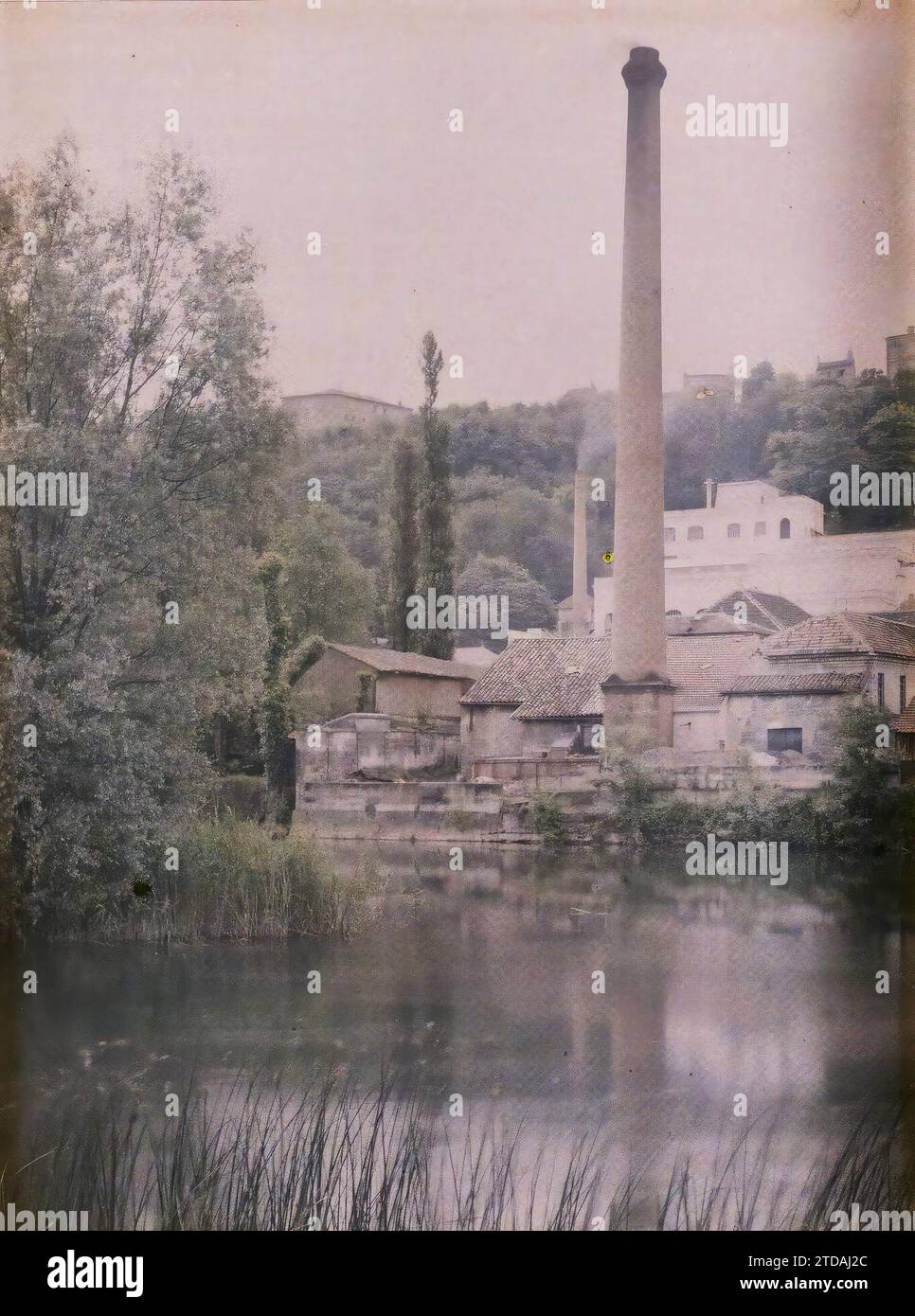 Angoulême, Charente der Schornstein der Papierfabrik Lacroix Chevassu am Ufer der Charente, Wohngebäude, Architektur, Fabrik, Werkstatt, Fluss, Schornstein, Frankreich, Angoulême, Stationers an den Ufern der Charente, Angoulême, 02/06/1916 - 02/06/1916, Léon, Auguste, Fotograf, 1916 - Provinzen Frankreich - Jean Brunhes, Auguste Léon et Georges Chevalier - (April-Juli), Autochrome, Foto, Glas, Autochrome, Foto, positiv Stockfoto