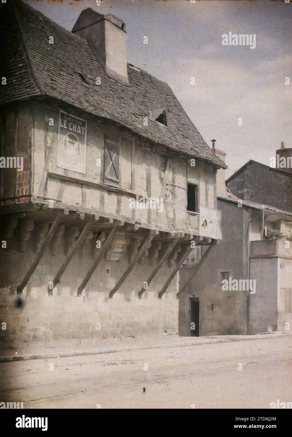 Périgueux, Dordogne, Frankreich, Wirtschaftstätigkeit, Wohnungsbau, Architektur, Werbung, Dach, Gehäuse, Fachwerk, Frankreich, Périgueux, Haus an der Nationalstraße von Paris nach Barèges, Périgueux, 03/06/1916 - 03/06/1916, Léon, Auguste, Fotograf, 1916 - Provinzen Frankreich - Jean Brunhes, Auguste Léon et Georges Chevalier - (April-Juli), Autochrome, Foto, Glas, Autochrome, Foto, positiv Stockfoto