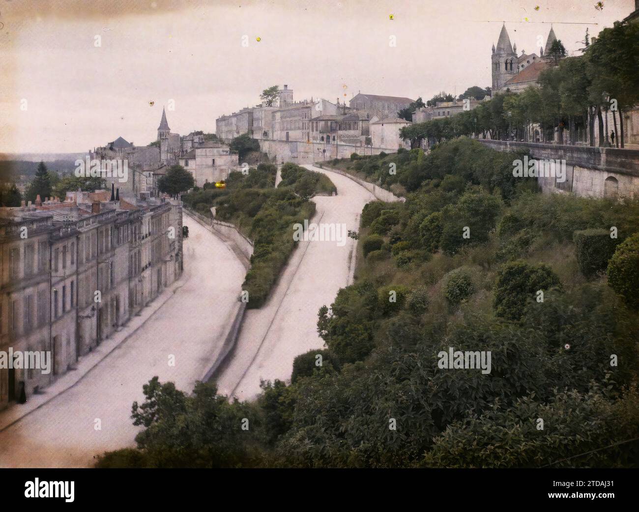 Angoulême, Charente Allgemeiner Blick auf die Wall Seite der Kathedrale, Gehäuse, Architektur, Bauingenieurwesen, Glockenturm, Street, District, France, Angoulême, Allgemeine Ansicht Seite der Kathedrale, Angoulême, 02/06/1916 - 02/06/1916, Léon, Auguste, Fotograf, 1916 - Provinzen Frankreich - Jean Brunhes, Auguste Léon et Georges Chevalier - (April-Juli), Autochrome, Foto, Glas, Autochrome, Foto, positiv Stockfoto