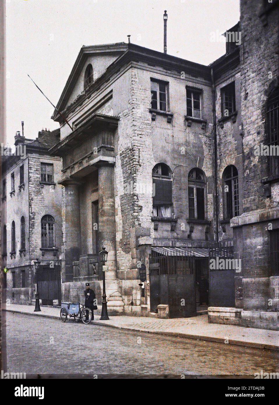 Paris (XIV. Arr.), Frankreich der Eingang zum Krankenhaus Cochin, 47 rue du faubourg Saint-Jacques, Transport, Kleidung, Wohnungen, Architektur, Gesundheit, Radverkehr, Militäruniform, öffentliche Zivilarchitektur, Krankenhaus, Pflegezentrum, Frankreich, Paris, Krankenhaus, Arrondissement XIV, 01/1911 - 31.12.1911, Léon, Auguste, Fotograf, Autochrome, Foto, Glas, Autochrome, Foto, positiv, vertikal, Größe 9 x 12 cm Stockfoto