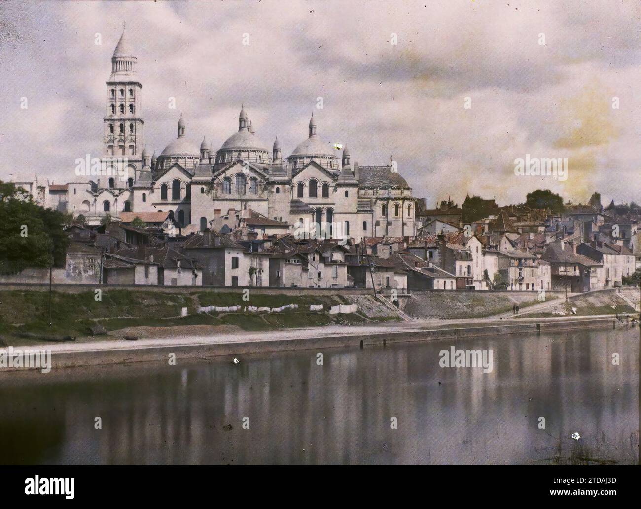 Périgueux, Dordogne, Frankreich, Habitat, Architektur, Kirche, Glockenturm, Fluss, Wäscherei, Kuppel, Kuppel, Stadtpanorama, religiöse Architektur, Frankreich, Périgueux, Überblick über Périgueux und die Kathedrale, Périgueux, 04/06/1916 - 04/06/1916, Léon, Auguste, Fotograf, 1916 - Provinzen Frankreich - Jean Brunhes, Auguste Léon et Georges Chevalier - (April-Juli), Autochrome, Foto, Glas, Autochrome, Foto, positiv Stockfoto
