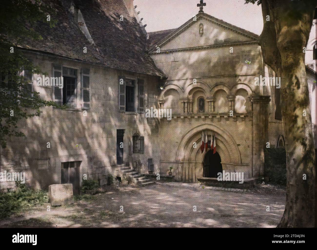 Périgueux, Dordogne, Frankreich, Religion, Kunst, Habitat, Architektur, Kirche, Christentum, Kloster, Mittelalter, Flagge, religiöse Architektur, Frankreich, Périgueux, die Kirche und Nebengebäude der alten Abtei, Périgueux, 04/06/1916 - 04/06/1916, Léon, Auguste, Fotograf, 1916 - Provinzen Frankreich - Jean Brunhes, Auguste Léon et Georges Chevalier - (April-Juli), Autochrome, Foto, Glas, Autochrome, Foto, positiv Stockfoto