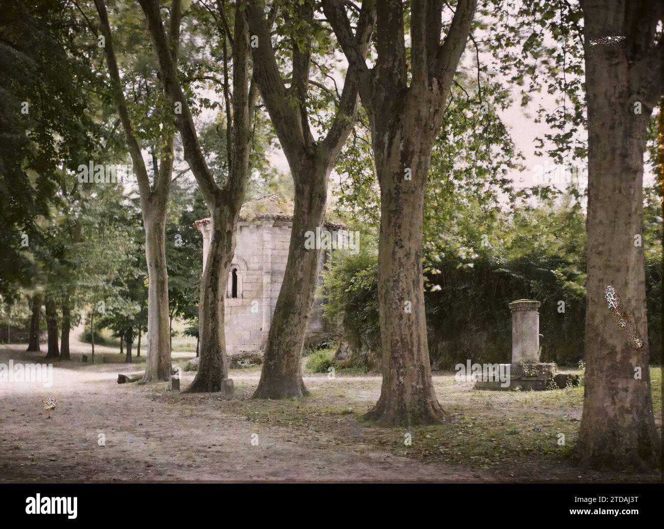 Périgueux, Dordogne, Frankreich, Habitat, Architektur, Kunst, Kirche, Hydraulische Installation, Brunnen, Mittelalter, religiöse Architektur, Frankreich, Périgueux, Chapelle de Chancelade 12. Jahrhundert, Périgueux, 04/06/1916 - 04/06/1916, Léon, Auguste, Fotograf, 1916 - Provinzen Frankreich - Jean Brunhes, Auguste Léon et Georges Chevalier - (April-Juli), Autochrome, Foto, Glas, Autochrome, Foto, positiv Stockfoto