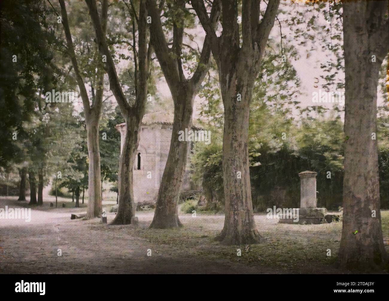 Périgueux, Dordogne, Frankreich, Habitat, Architektur, Kunst, Kirche, Hydraulische Installation, Brunnen, Mittelalter, religiöse Architektur, Frankreich, Périgueux, Chapelle de Chancelade 12. Jahrhundert, Périgueux, 04/06/1916 - 04/06/1916, Léon, Auguste, Fotograf, 1916 - Provinzen Frankreich - Jean Brunhes, Auguste Léon et Georges Chevalier - (April-Juli), Autochrome, Foto, Glas, Autochrome, Foto, positiv Stockfoto