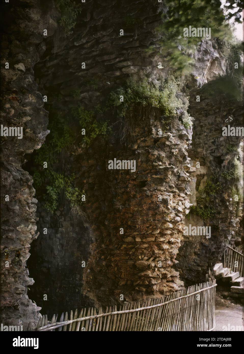 Périgueux, Dordogne, Frankreich, Habitat, Architektur, Kunst, Archäologische Überreste, Öffentliche Bauarchitektur, Amphitheater, Arena, Antike, Frankreich, Périgueux, Ruinen der Arena, Périgueux, 05/06/1916 - 05/06/1916, Léon, Auguste, Fotograf, 1916 - Provinzen Frankreich - Jean Brunhes, Auguste Léon et Georges Chevalier - (April-Juli), Autochrome, Foto, Glas, Autochrome, Foto, positiv Stockfoto