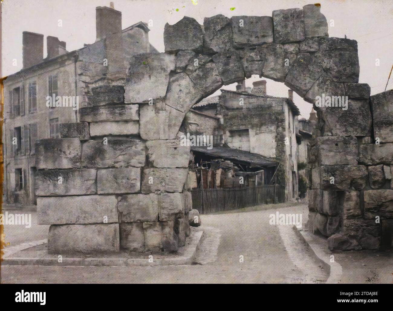 Périgueux, Dordogne, Frankreich, Habitat, Architektur, Kunst, Archäologische Überreste, Befestigte Architektur, Straße, Bezirk, Festung, Tür, Antike, Frankreich, Périgueux, Norman Gate, Périgueux, 05.06/1916 - 05.06.1916, Léon, Auguste, Fotograf, 1916 - Provinzen Frankreich - Jean Brunhes, Auguste Léon et Georges Chevalier - (April-Juli), Autochrome, Foto, Glas, Autochrome, Foto, positiv Stockfoto